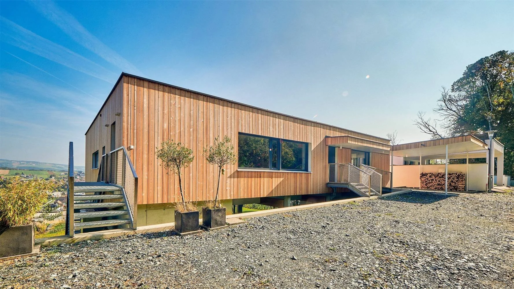  Ein Haus am Hang, bei dem die Hanglage auch von der Straßenseite wahrgenommen wird. 