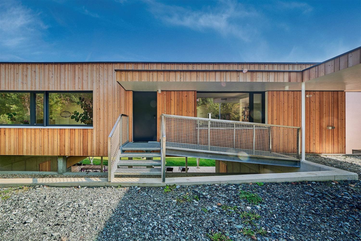  Das Haus B ist ein moderner Holzbau mit einem geringen Versiegelungsgrad. Außen und Innenwände sind im Holzriegelbau ausgeführt.  
