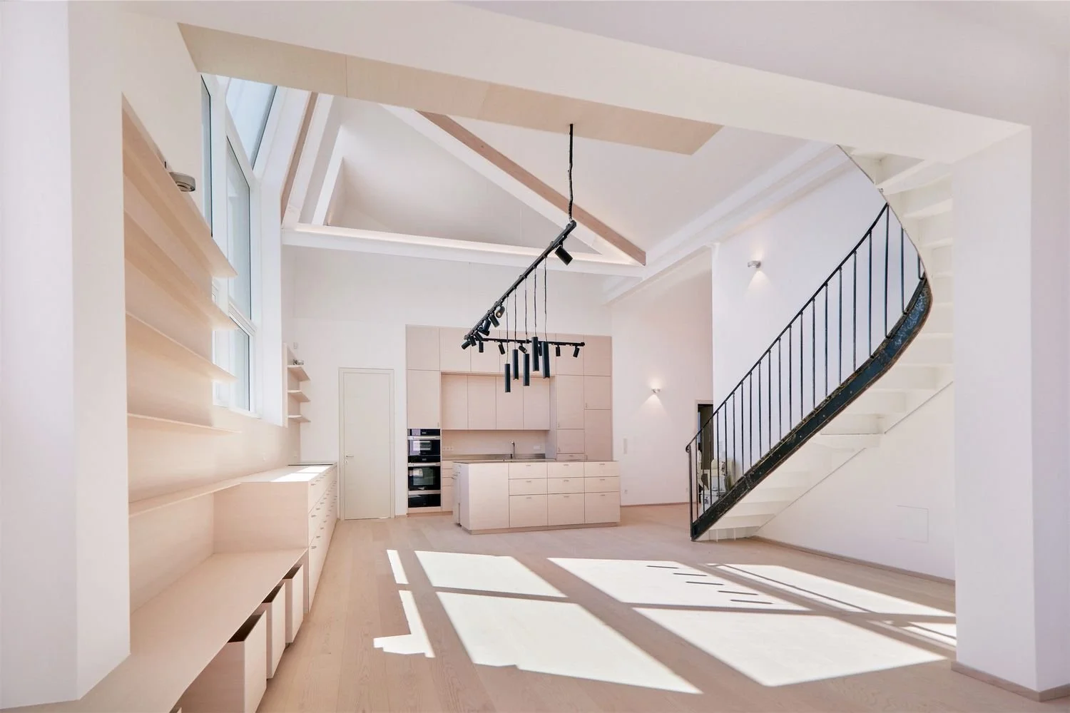  die gesamte wohnung ist sehr hell gehalten, boden und möbel sind in esche weiß geölt ausgeführt, in den sanitärbereichen kommt farblich abgestimmter basebeton auf wand und boden zum einsatz. 