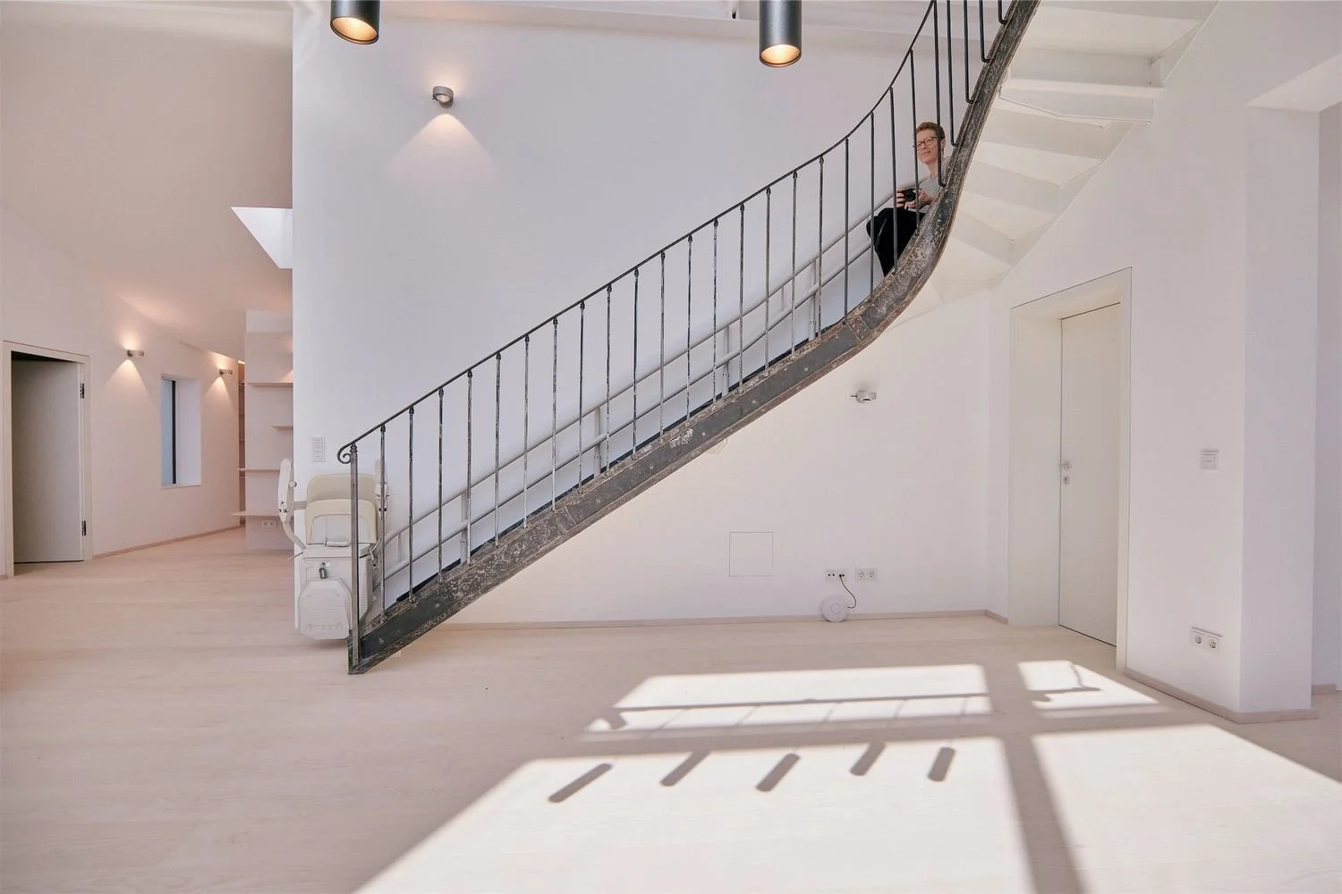  die originale metalltreppe aus der errichtungszeit des hauses wurde saniert und als reminiszenz an das ursprüngliche atelier beibehalten. 