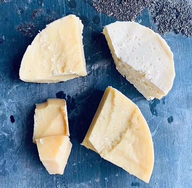 Fun trying out different hard cheeses made of Our Own Wanås Organic Milk with help from cheese master Bengt Frans Nilsson. To be served 2020!
@bengtfrans @wanasgods #wanås #wanas #wanasrestauranthotel #wanåsrestauranthotel #wanasgo