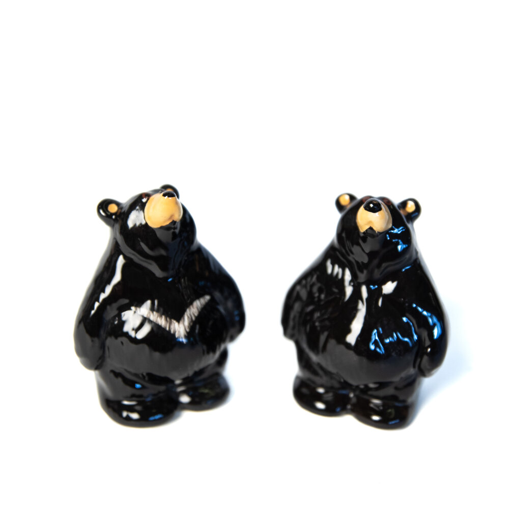  Decorative Black Bear and Squirrel Friend on Log Salt & Pepper  Shaker Set Figurine Display Stand in Rustic Lodge Table Decorations or  Cabin Kitchen Decor Sculptures As Gifts for Friends: Home