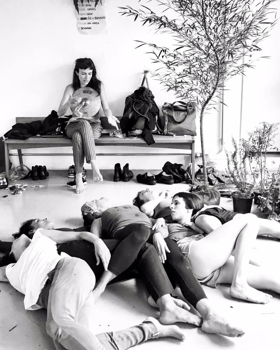 Na foto, Josefa Pereira, Danielli Mendes, Mariana Costa, Bárbara Elias e Patrícia Bergantyn sob o olhar da Elisabete Finger. Ensaio da performance "Monstras", que também tem como criadora a Manuela Eichner. Josefa Pereira, Danielli Mendes, Mariana Costa, Bárbara Elias and Patrícia Bergantyn . Photo by Elisabete Finger. Performance rehearsal of "Monstras", which also has Manuela Eichner as a creator.