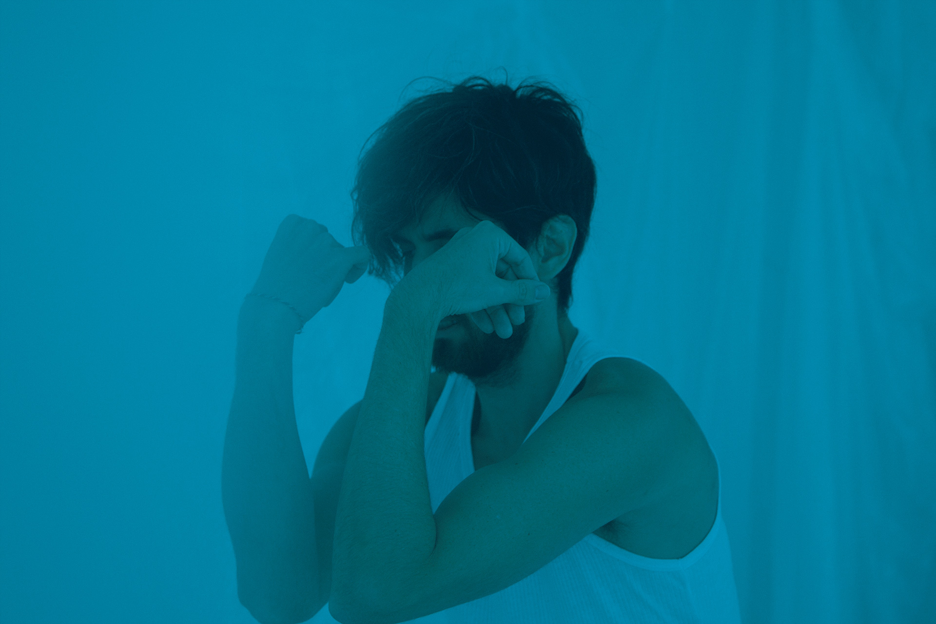 Na foto, Ernesto Filho performando no clipe "Dois Fachos", da banda Oto Gris. Foto da Pérola Mathias. In the photo, Ernesto Filho is performing in the video clip "Dois Fachos" by the band Oto Gris. Photo by Pérola Mathias.