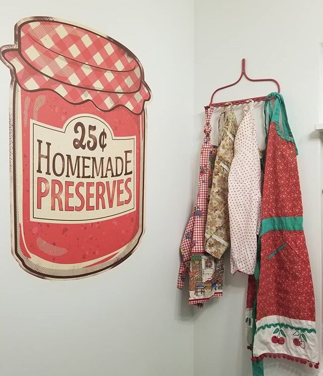 I needed to hang my aprons and I found an old rake.  I spray painted it and I love how it looks.  The two aprons hanging in the middle I received from my grannie.  The aprons on the ends I received from friends.