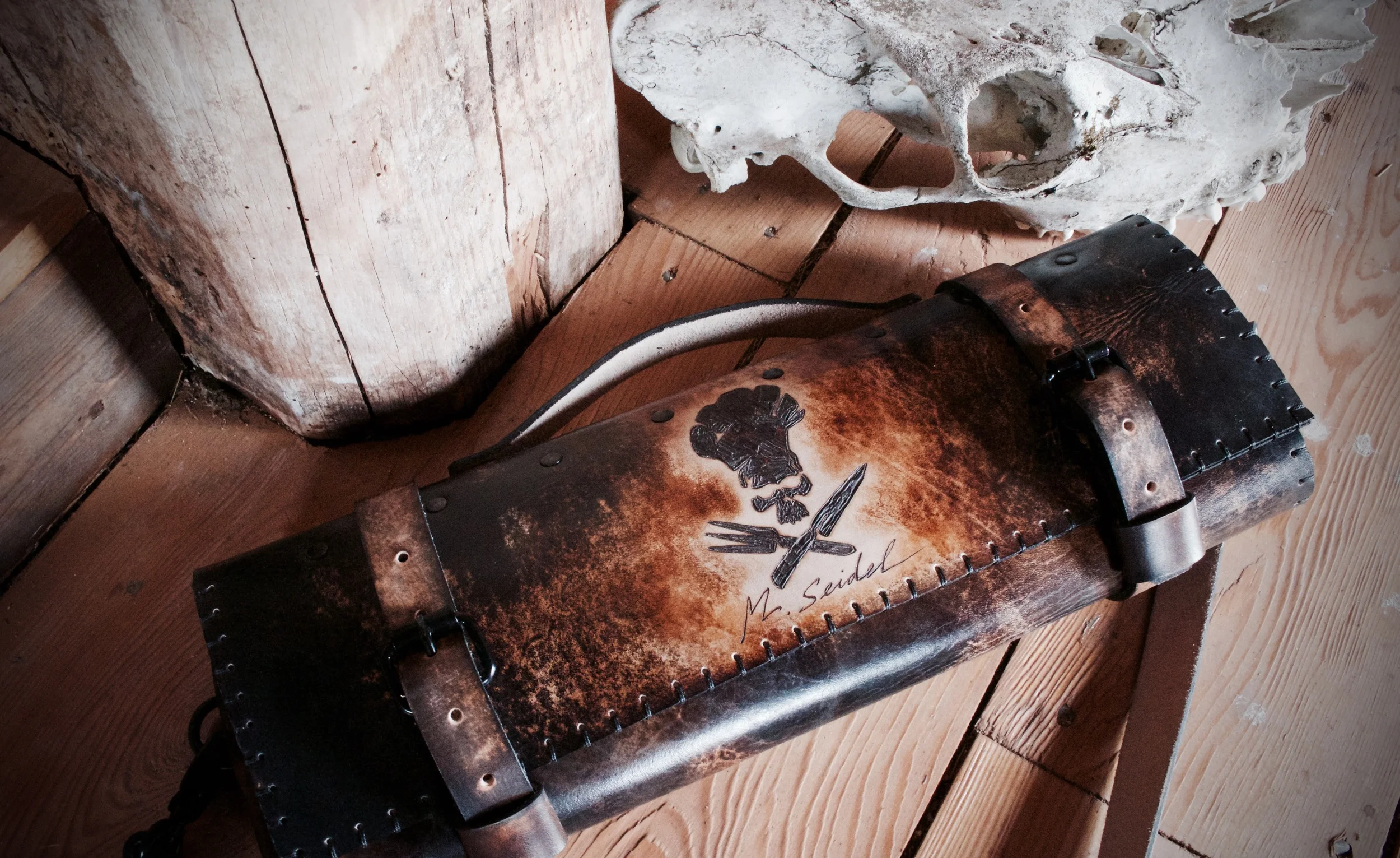 Rochini Roll skull and cross knives knife roll.jpg