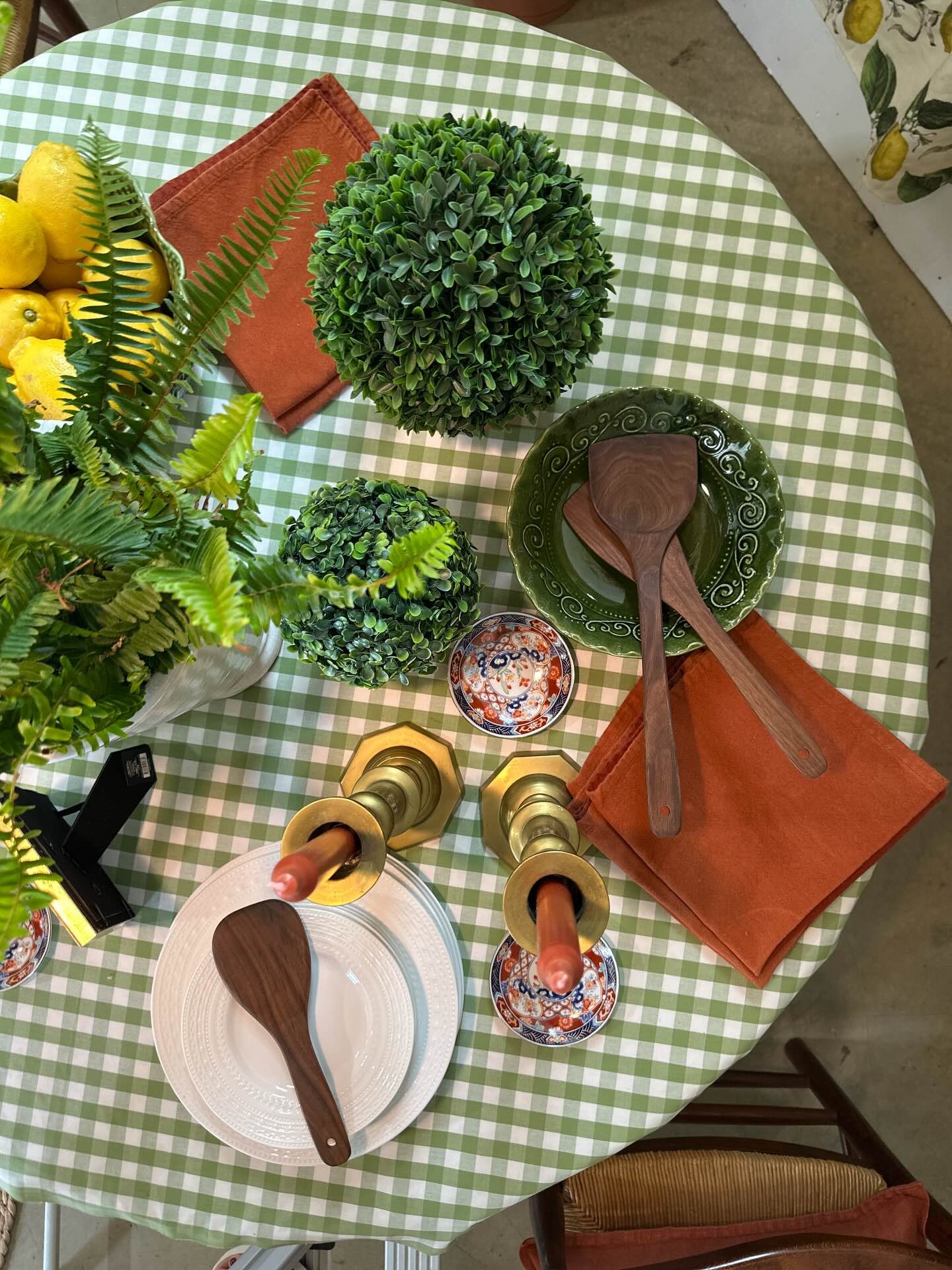 Gingham is one of my favorite patterns. This grass green colorway by @schumacher1889 manages to be both timeless and fresh. Do you have a favorite fabric pattern?
#fabricpatterndesign #interiorideas #countrystyle #breakfasttabledecor @themarketatdove