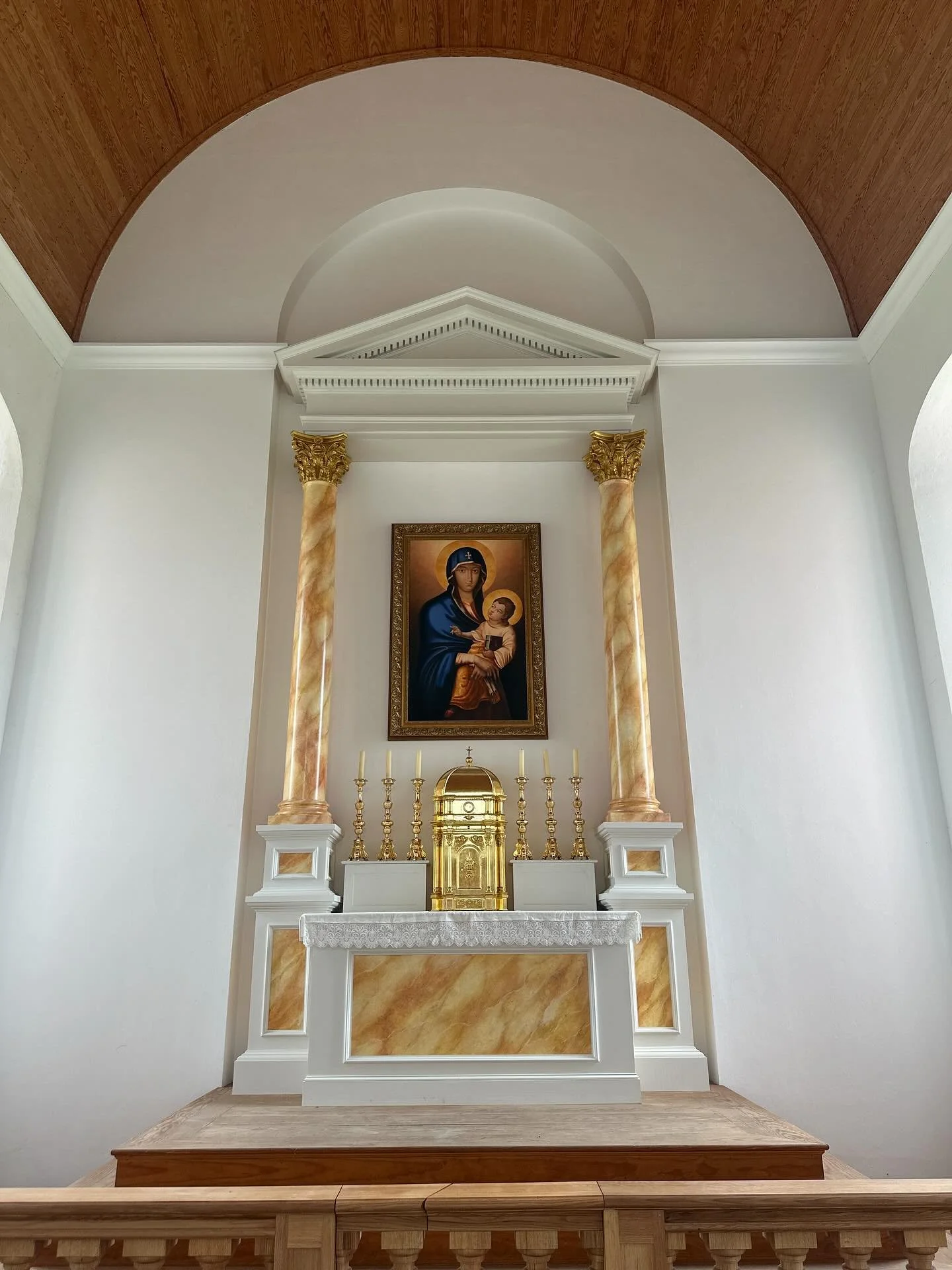 It&rsquo;s no coincidence that places of worship are often beautiful. Beauty is spiritual. 
@historicstmarys 
#interiordesign #interiordecoration #indoorbeauty #placesofworship #spiritual #mddesigner #dcdesigner