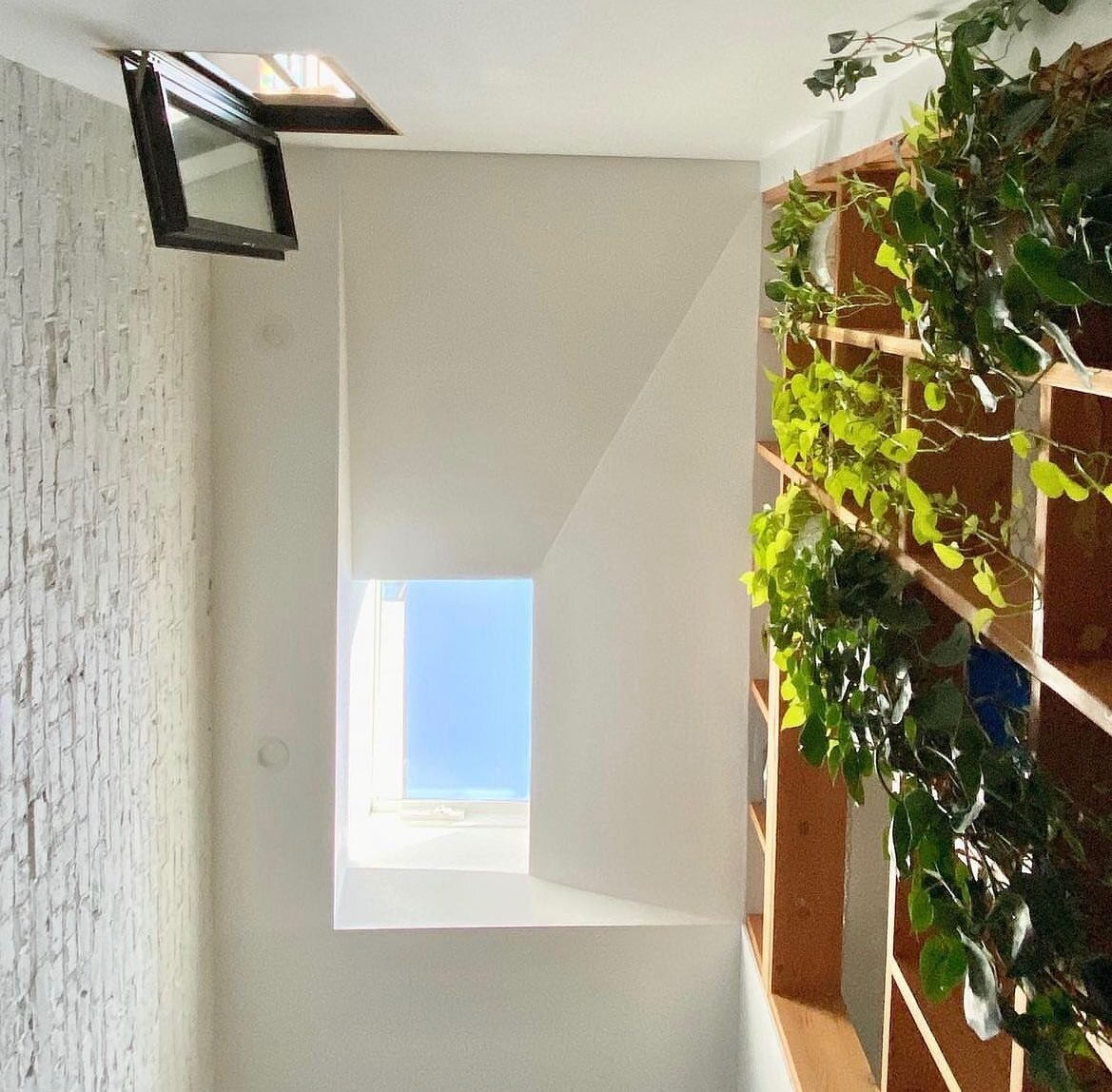 www.juliamolloygallagher.com &gt; renovations &gt; common place
#skylightdesign #staircasedesign #interiordesign #architecture #newyorkcity #bookwall #greenwall #biofilia