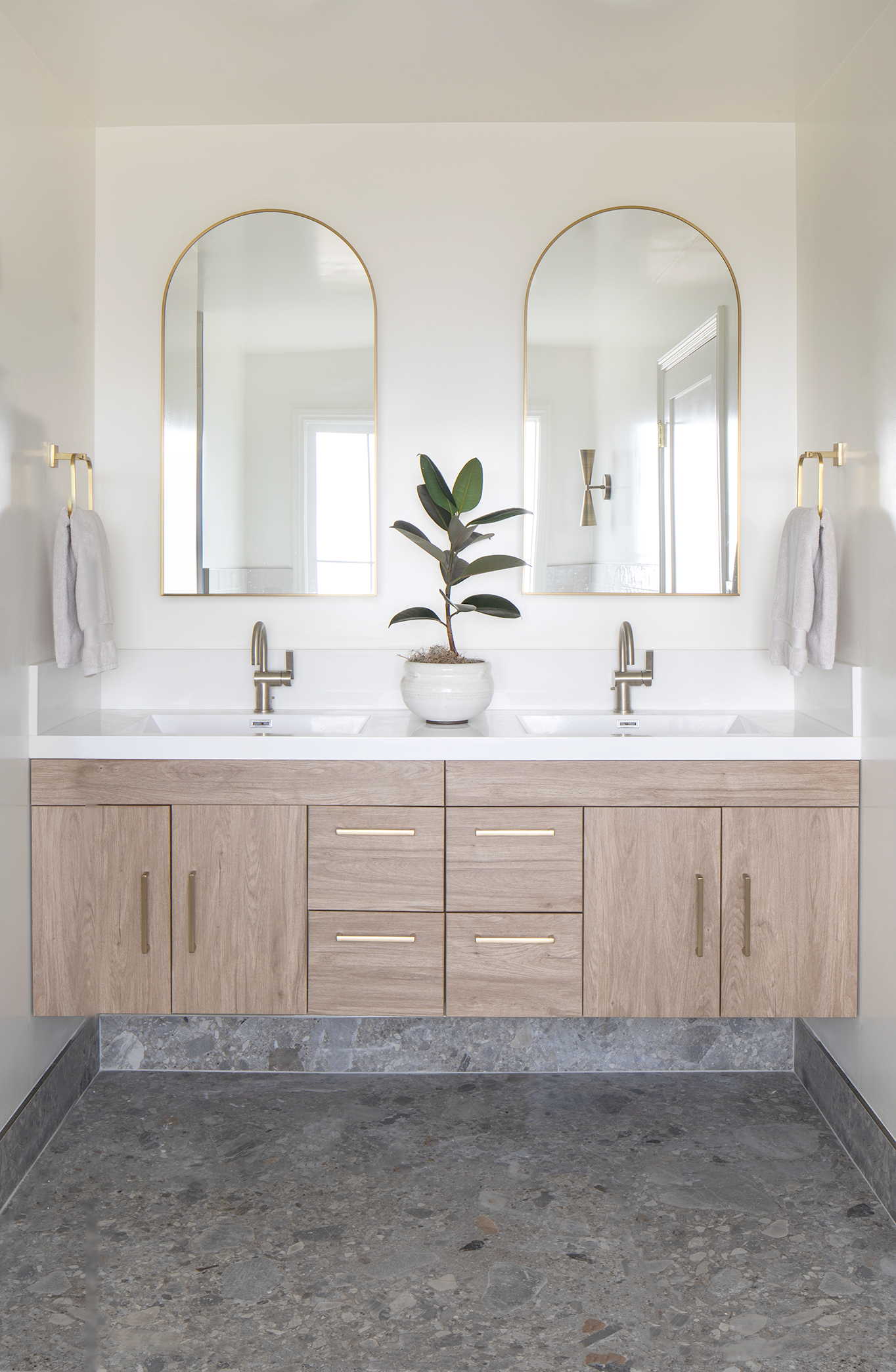 JAGA_Mariposa_MBob_PrimaryBathVanity_WEB.png