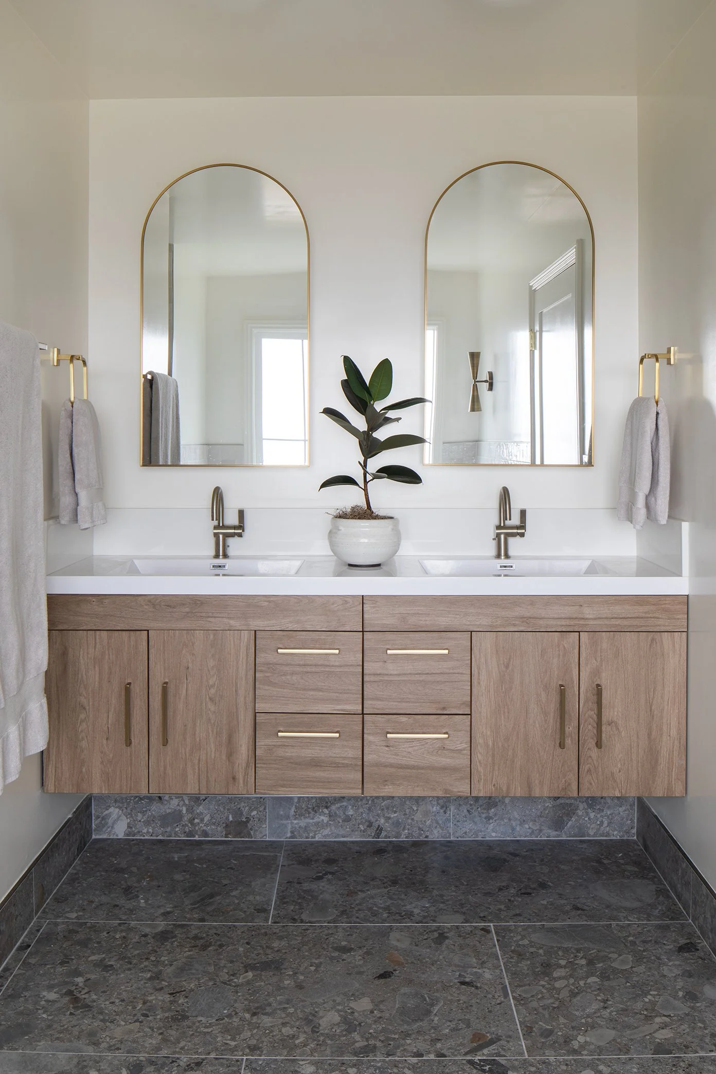 JAGA_Mariposa_MBob_PrimaryBathVanity_WEB.jpg