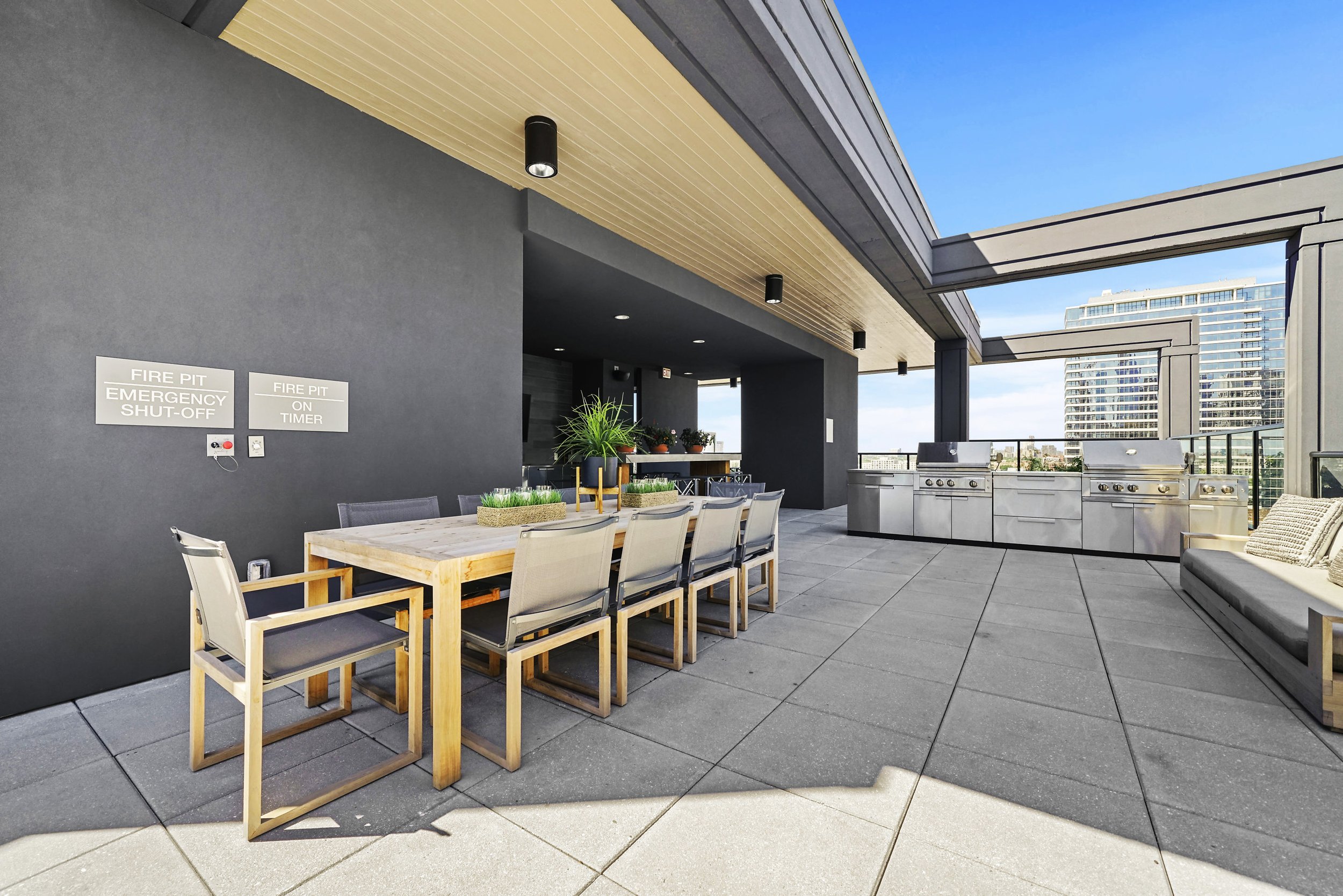 Rooftop Dining &amp; Grilling Area
