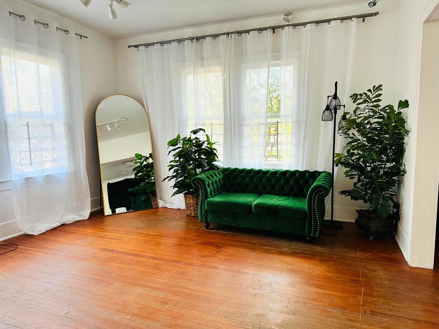 Good morning!!! Just wanted to give yall a sneak peek of the new studio &amp; throw out a special for the next few days! The studio is absolutely incredible &amp; I can&rsquo;t wait to get yall in there to shoot (and just in time for the holidays)

B