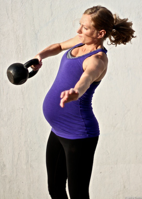 Тренинг для беременных. Кроссфит беременные. Спортивные беременные девушки. Кроссфит беременные женщины. Мотивация на беременность.