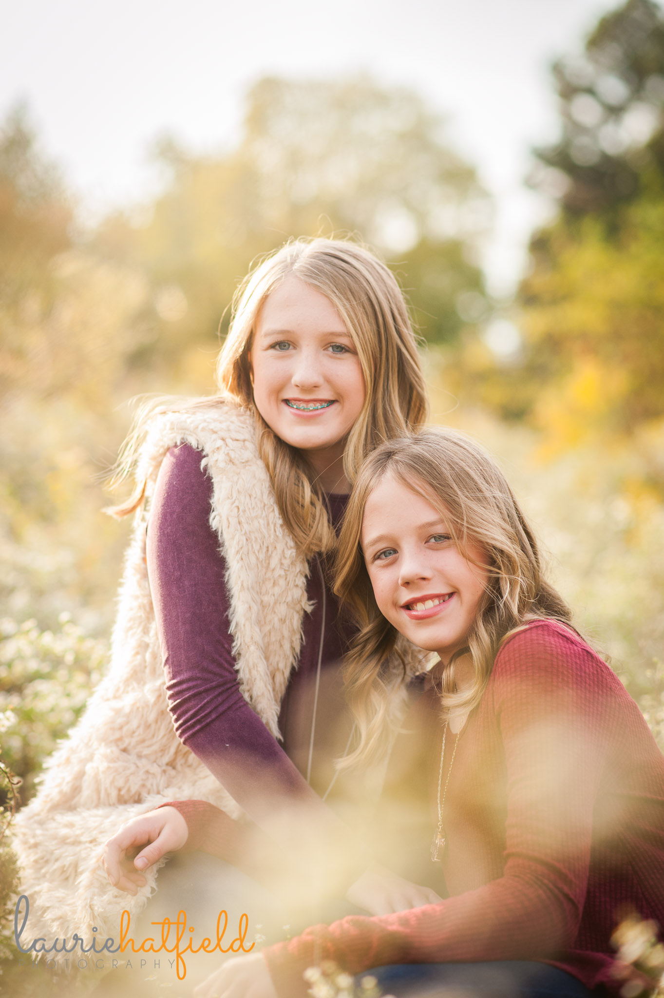 Holding each other by the hands. Young women having fun in the studio with  pink background. Adorable twins 4021993 Stock Photo at Vecteezy