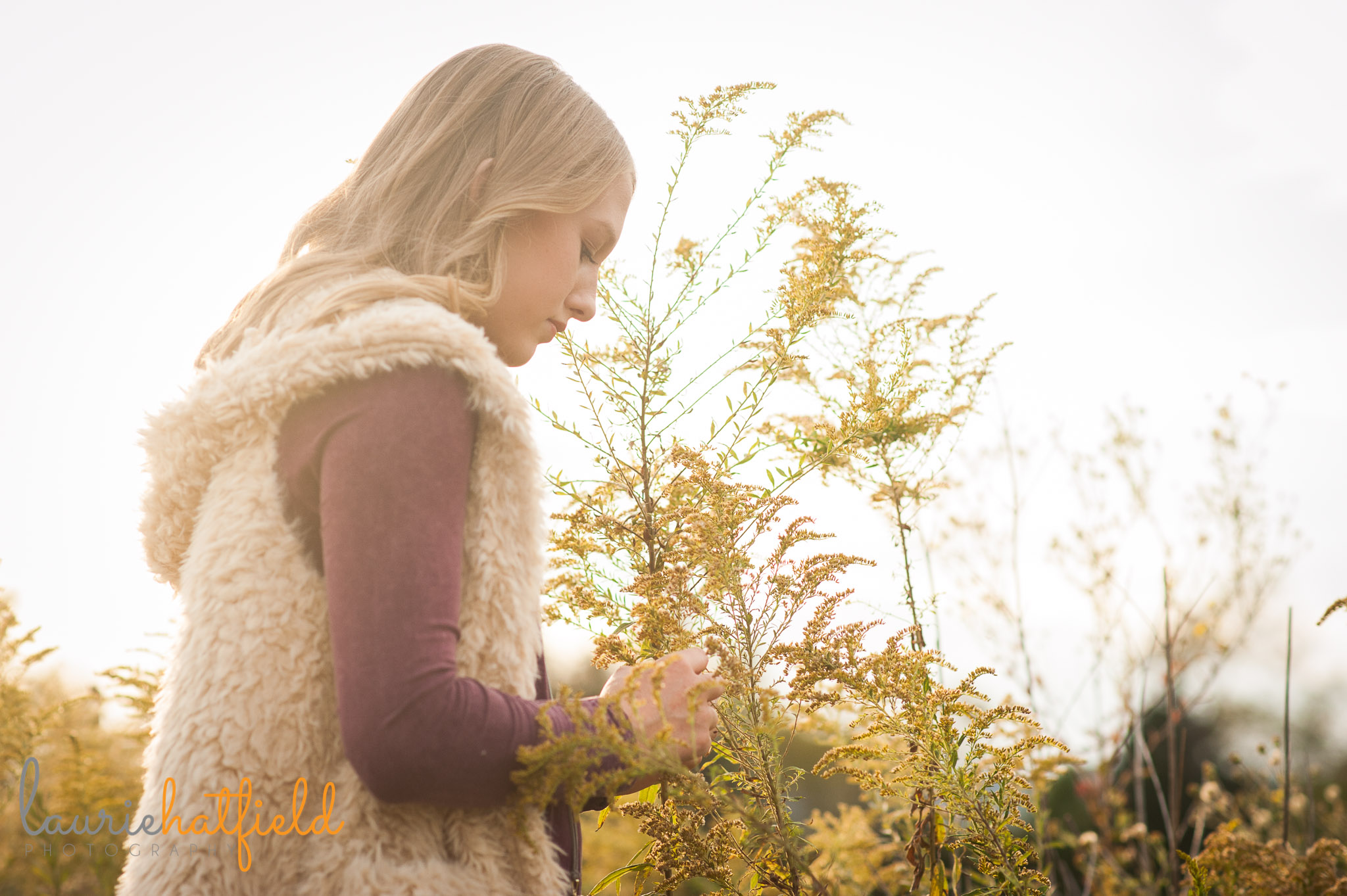 teenage girl in a field | Mobile family photographer