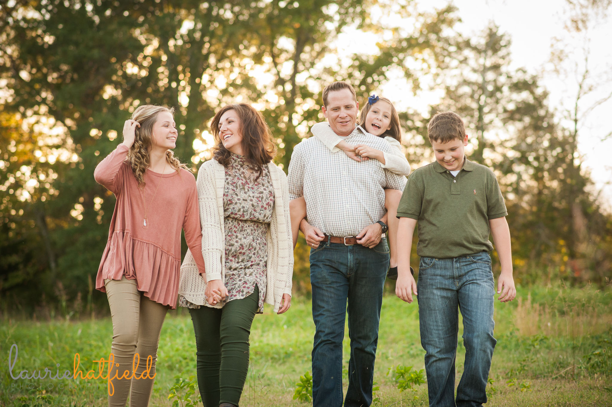 family of 5 walking through a field | Mobile lifestyle photographer