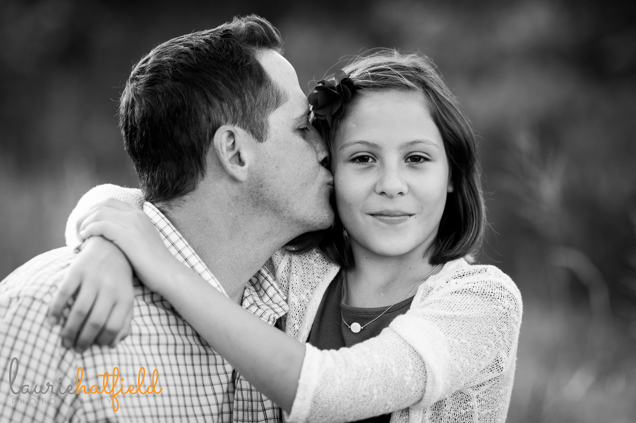 dad kissing daughter | Mobile family photographer