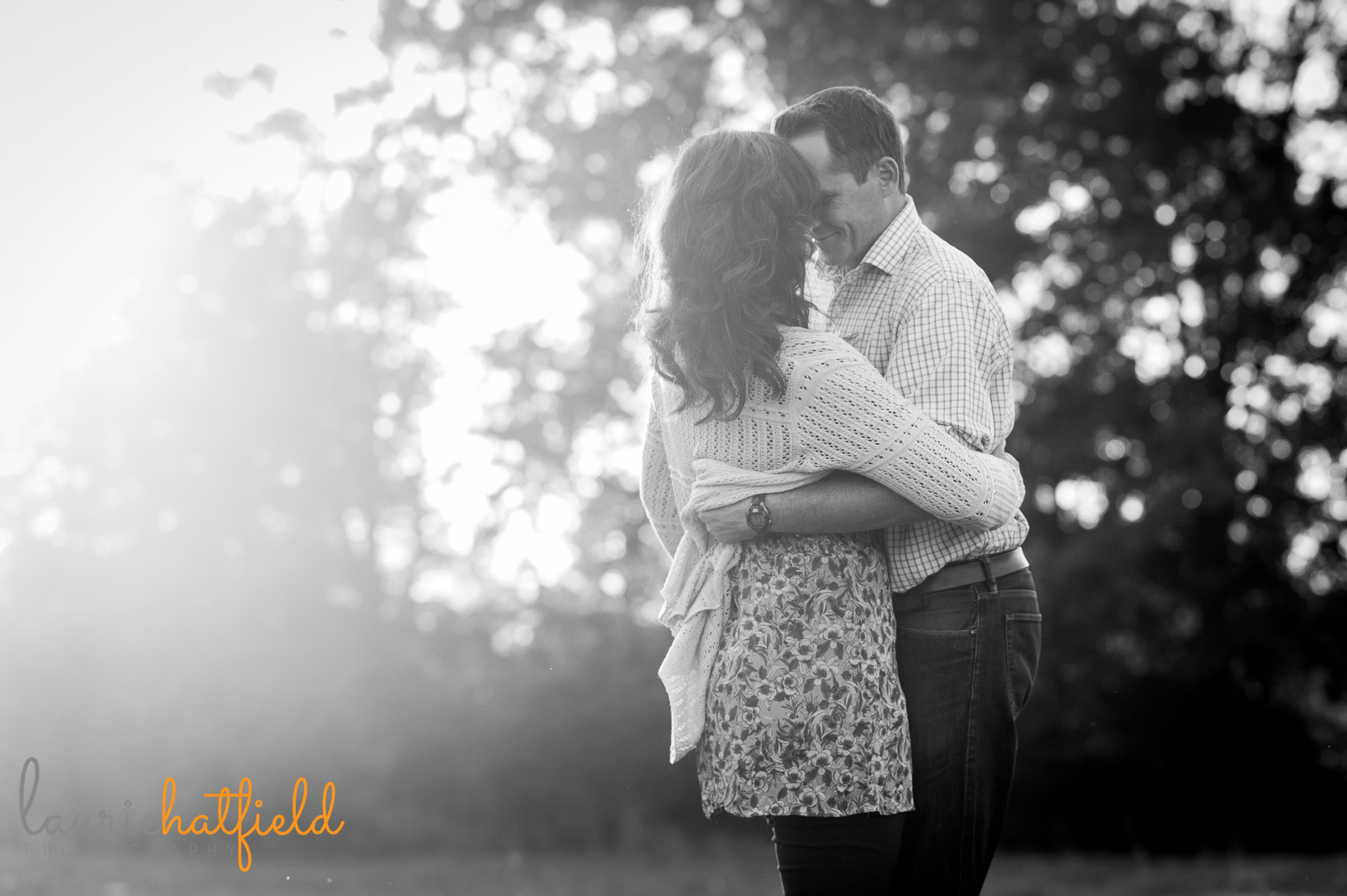 mom and dad dancing in field | Mobile lifestyle photographer