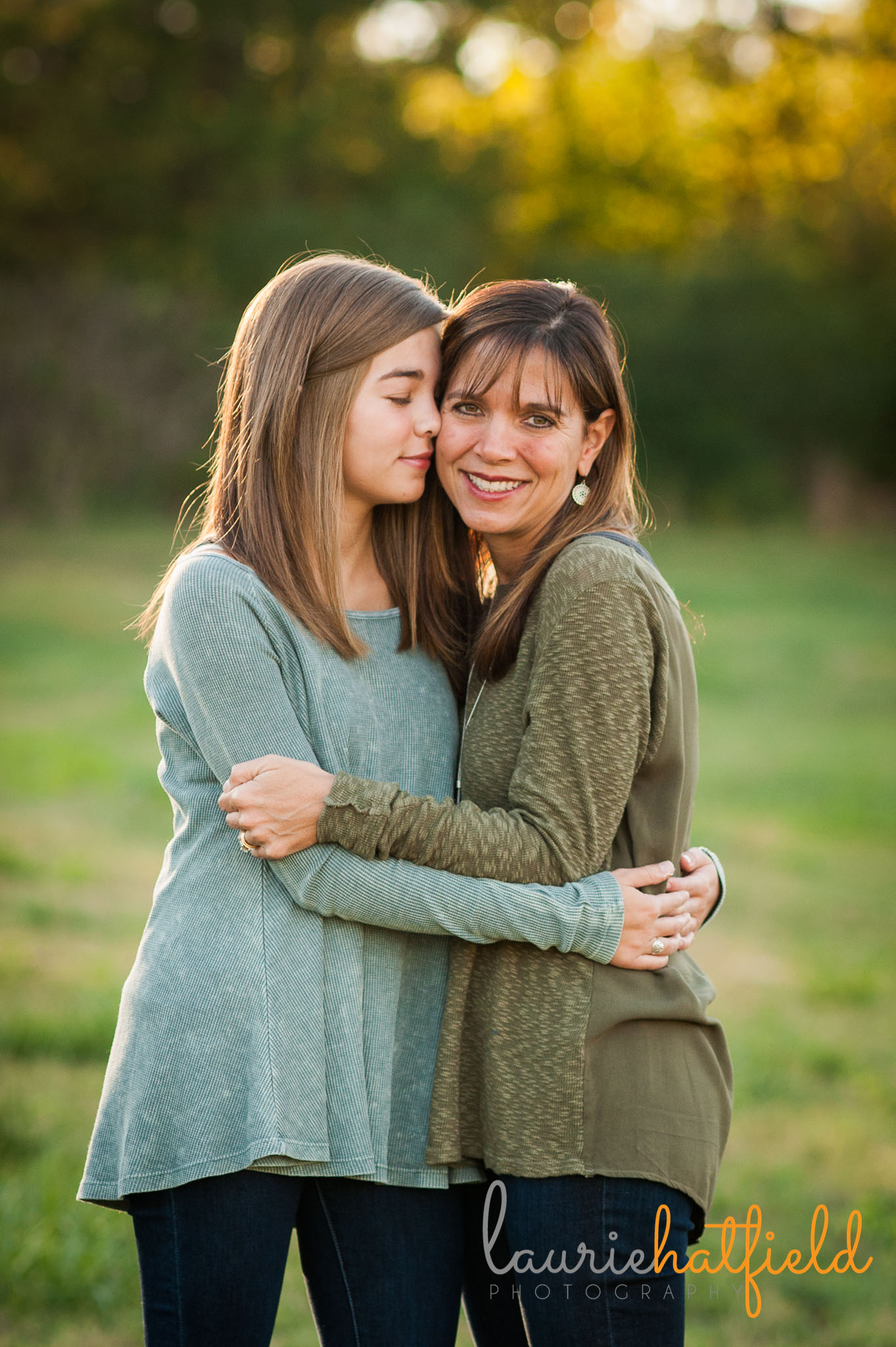 mother and teenage daughter in a field | Mobile AL family photographer