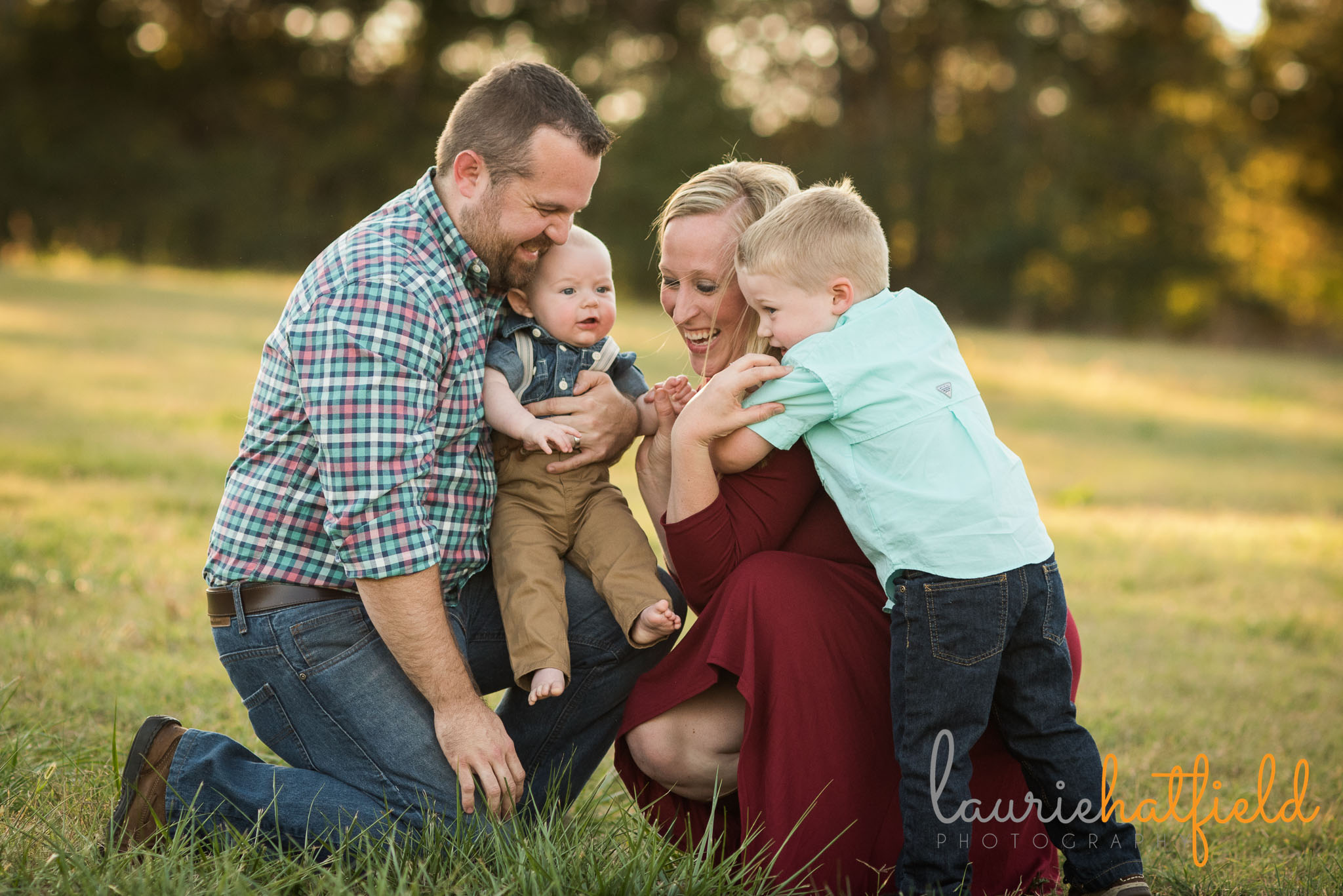 family of four in a field | Laurie Hatfield Photography | Mobile photographer