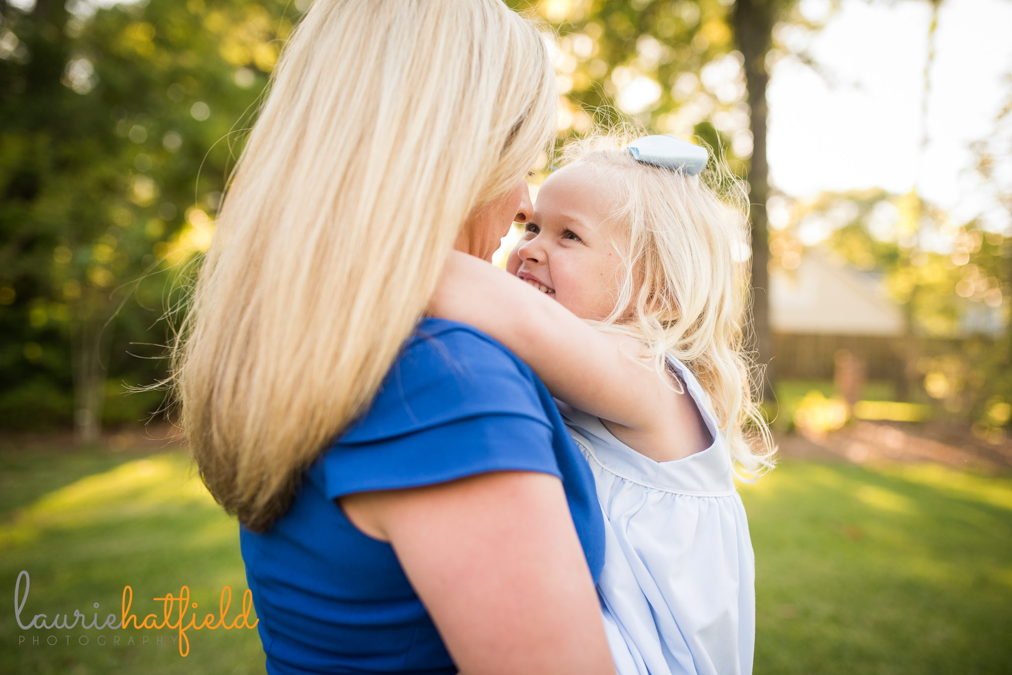 mom and little girl by Mobile Al family photographer Laurie Hatfield Photography