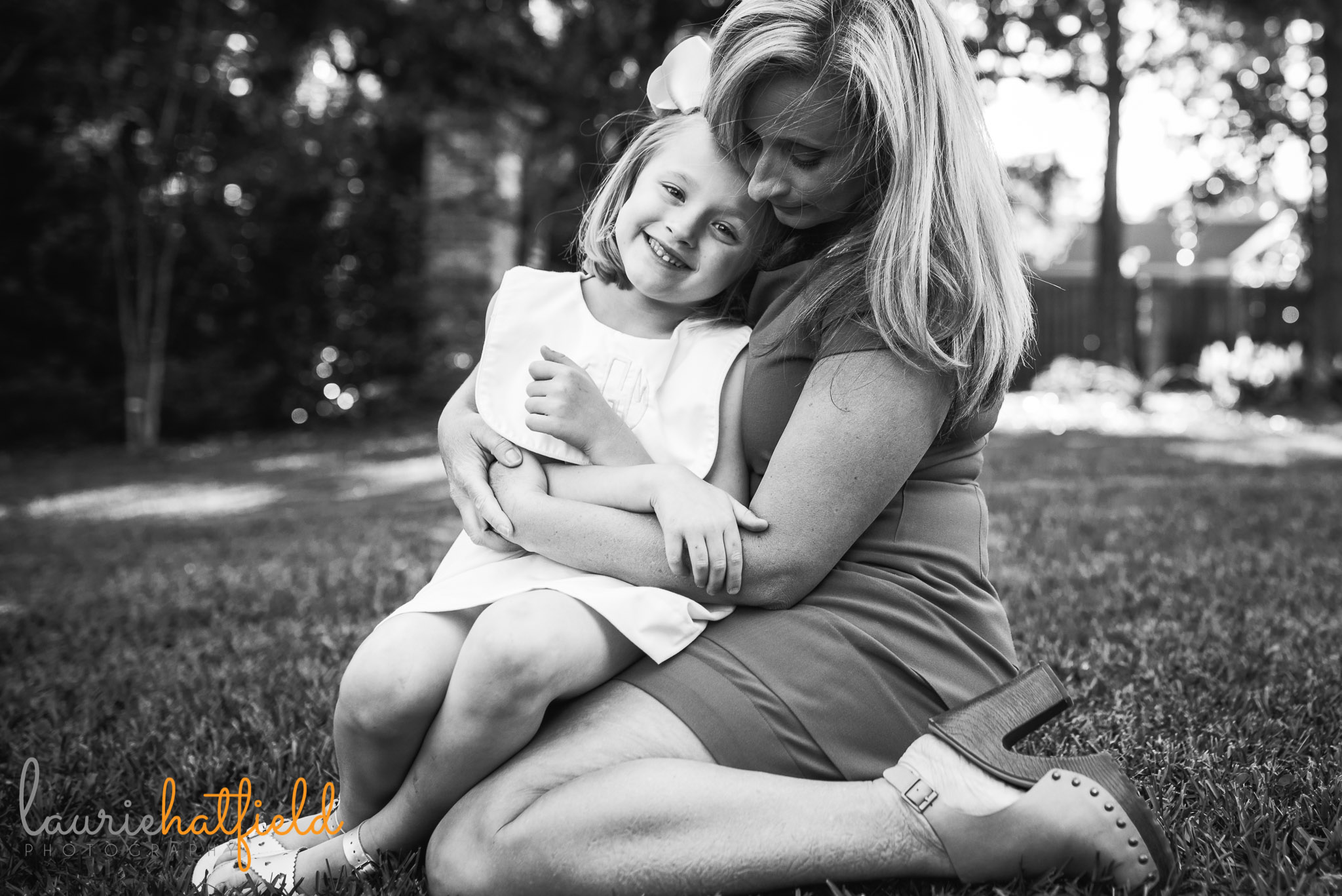 mom holding little girl by Mobile AL family photographer Laurie Hatfield Photography