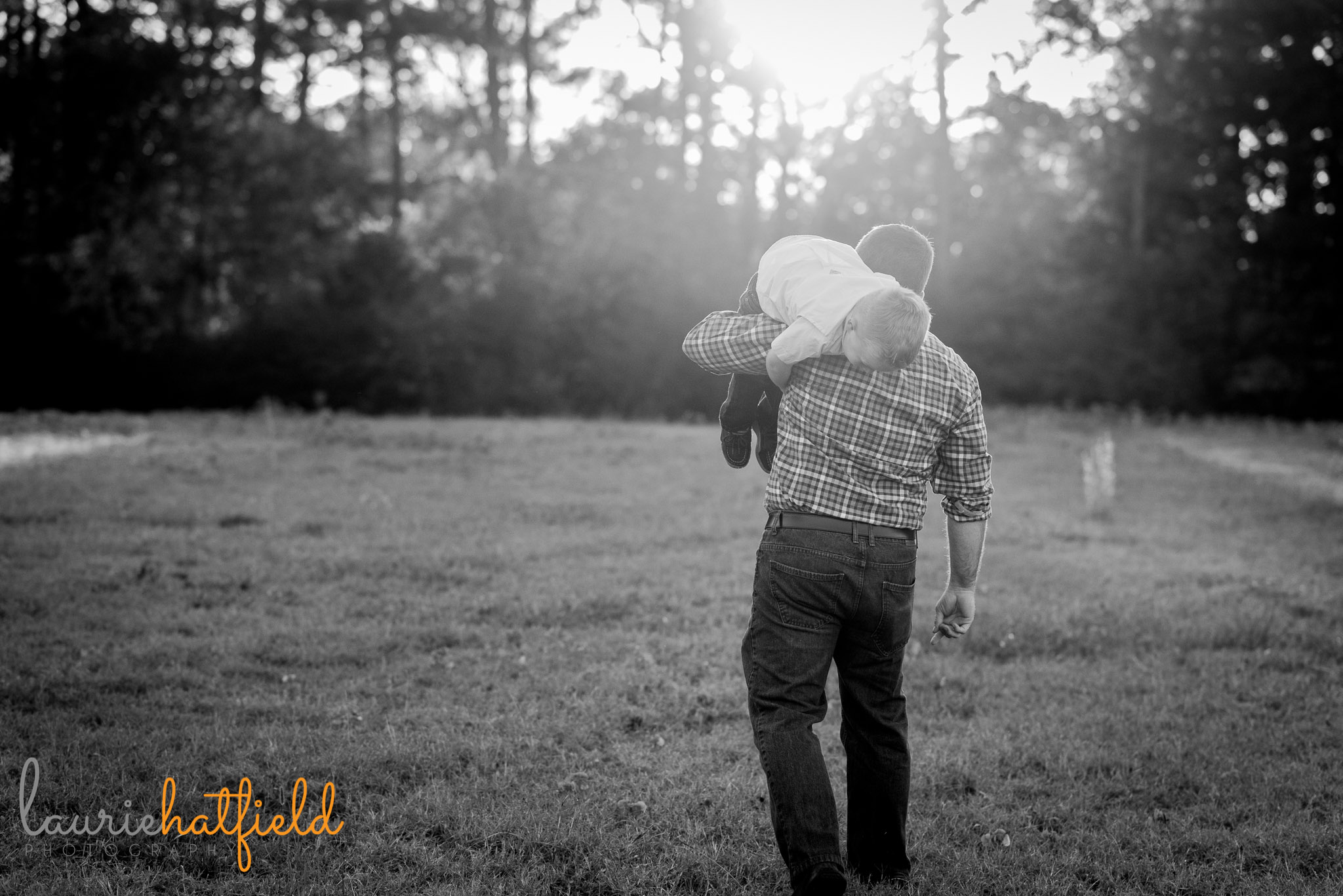 dad carrying son on his shoulders | Mobile AL family photographer
