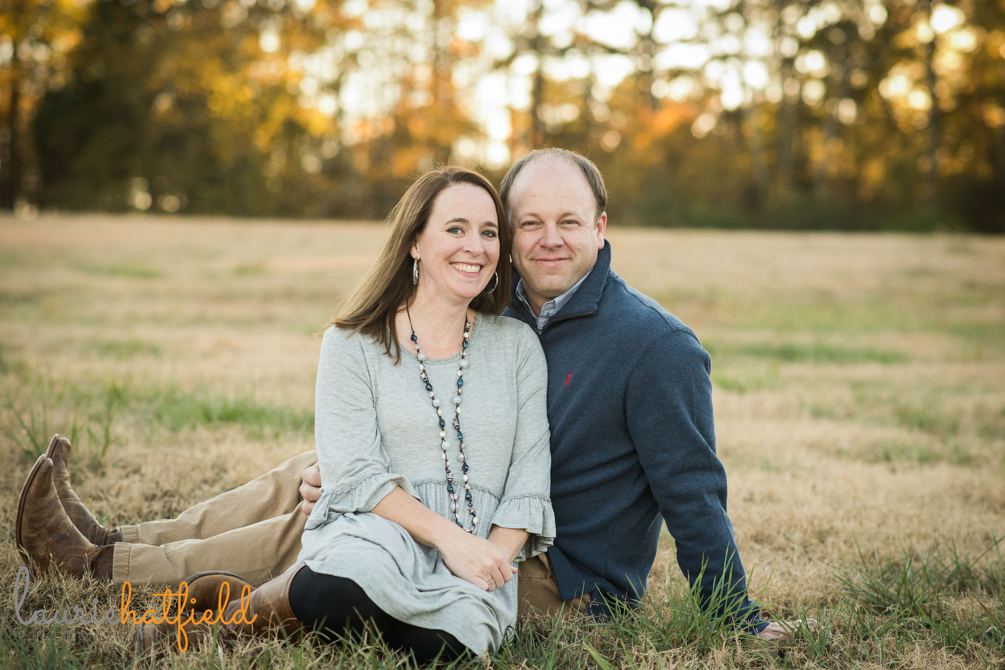 couple sitting together in grass | Mobile AL lifestyle family photographer