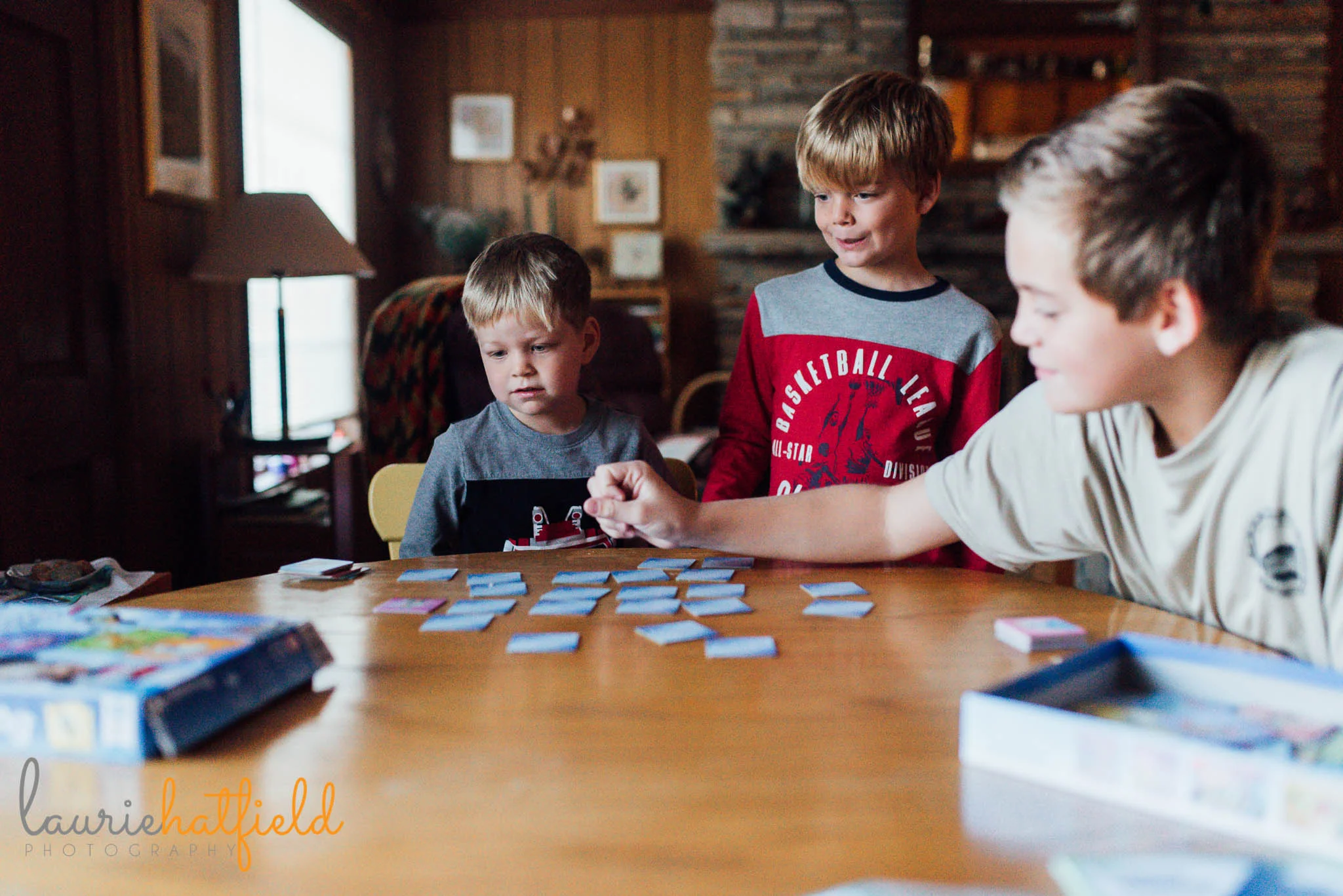brothers playing game at table | mobile al family photographer
