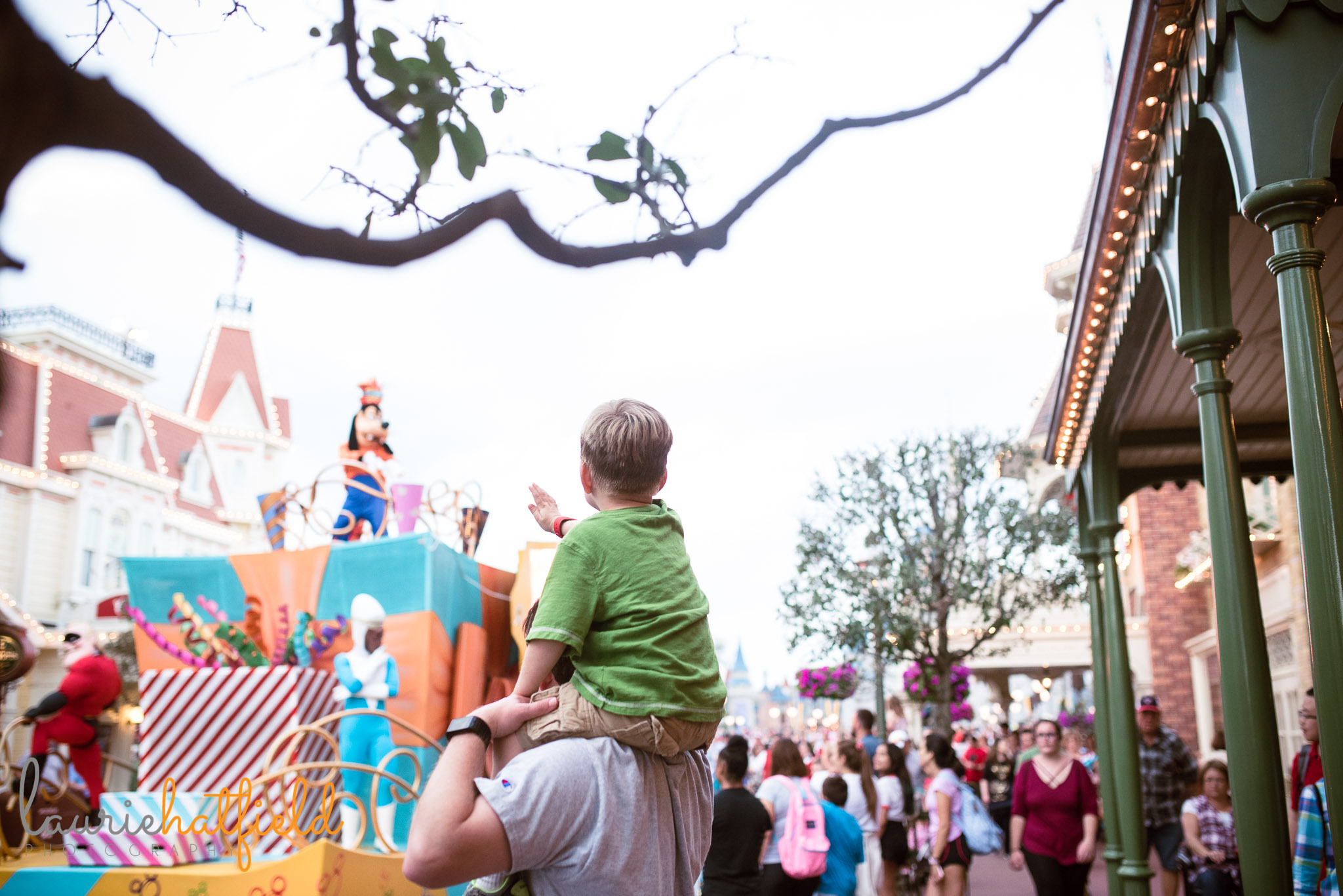 boy and dad watching parade at Disney World | Fairhope AL family photographer