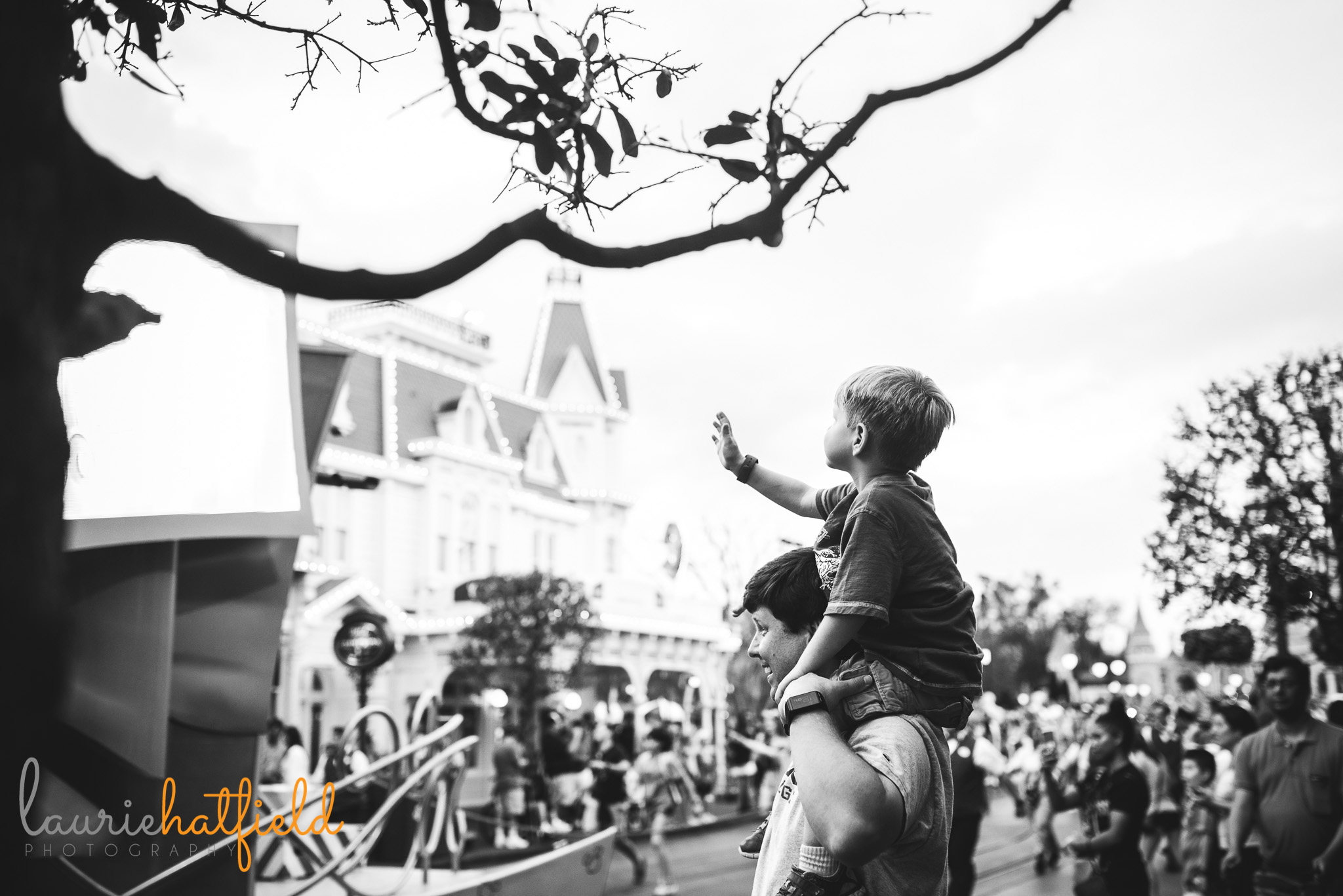 boy and dad watching parade at Magic Kingdom | Mobile AL family photographer