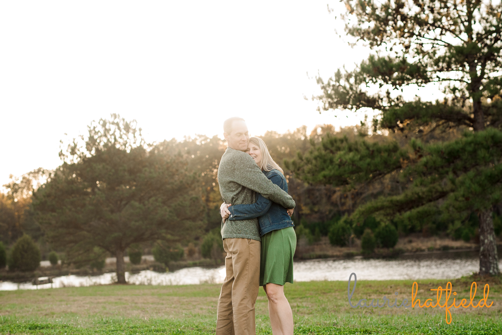 mom and dad hugging in field | Mobile AL family photographer