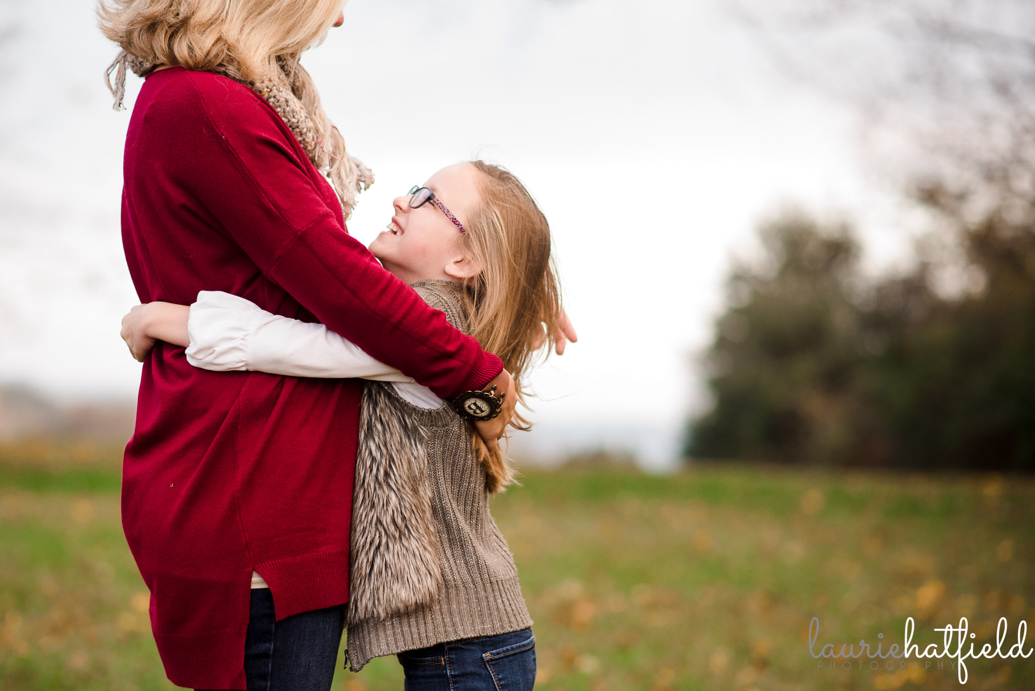 little girl hugging mom | Fairhope AL family photographer