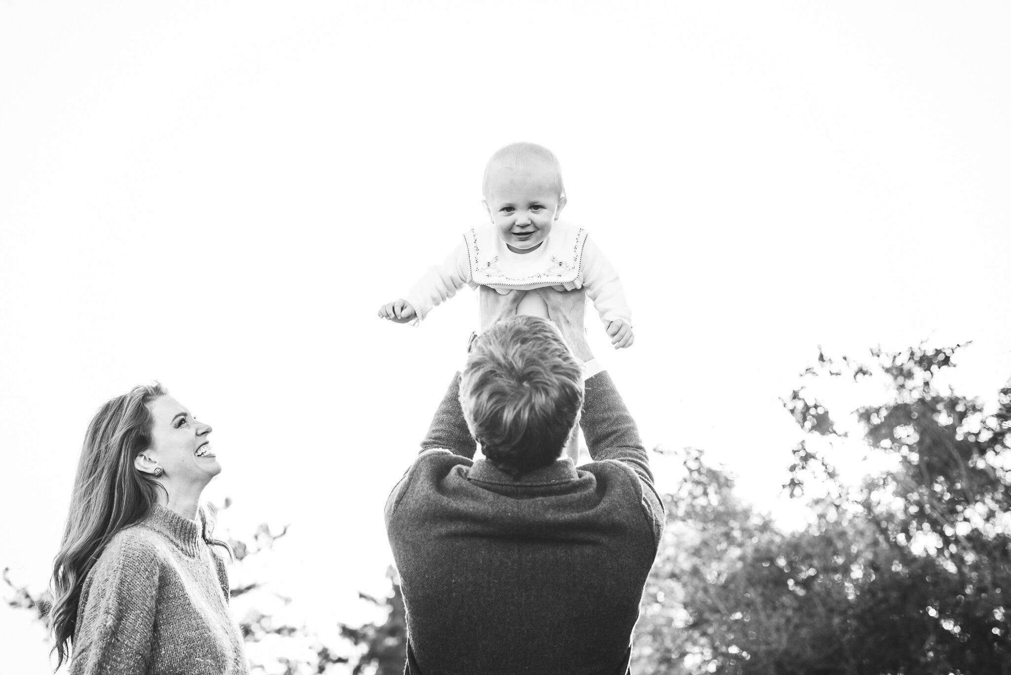 dad holding baby in air | Decatur AL family photographer