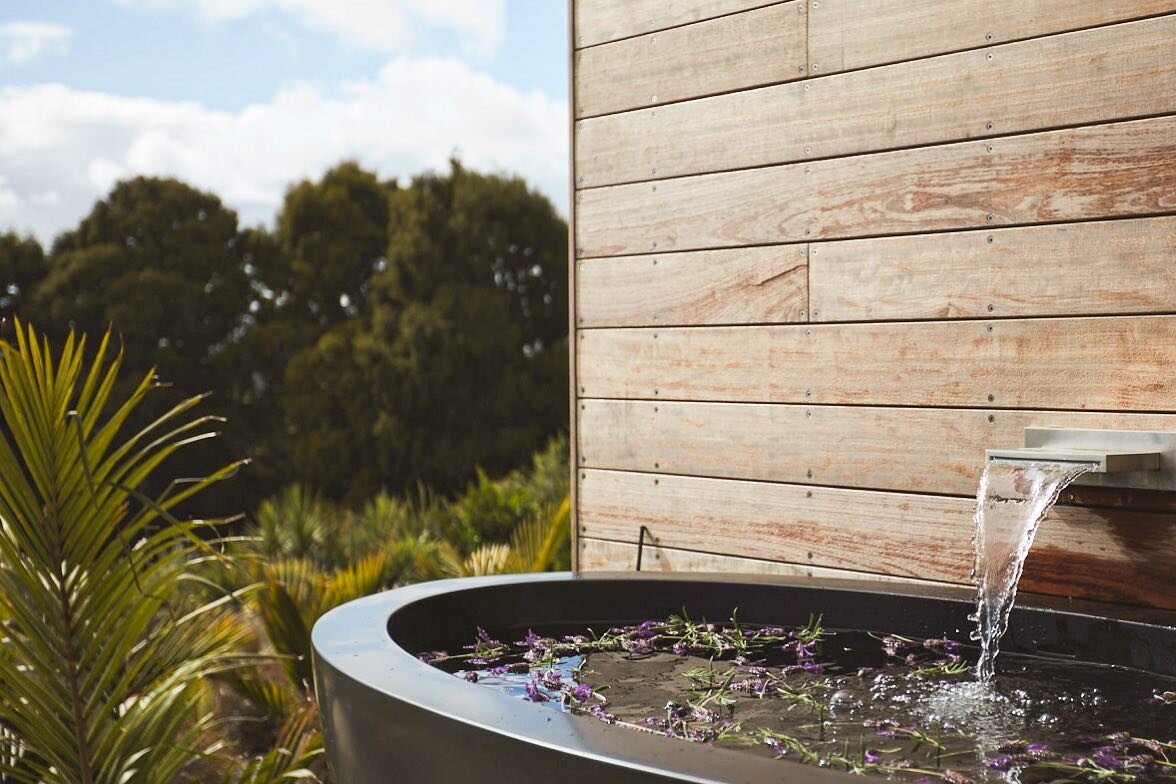 Where else would you rather be than in an outdoor bath looking out to nature, the moon &amp; the stars? 🛁