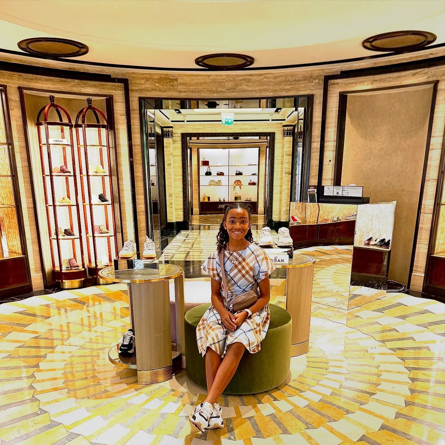 Enjoying London and all its glory!  Grateful to provide an amazing travel experience to Reagan thanks to @aritheheiress incredible London-Paris travel guide!  Exactly what this busy mom needed to provide the best places to visit. Thank you @staciapie