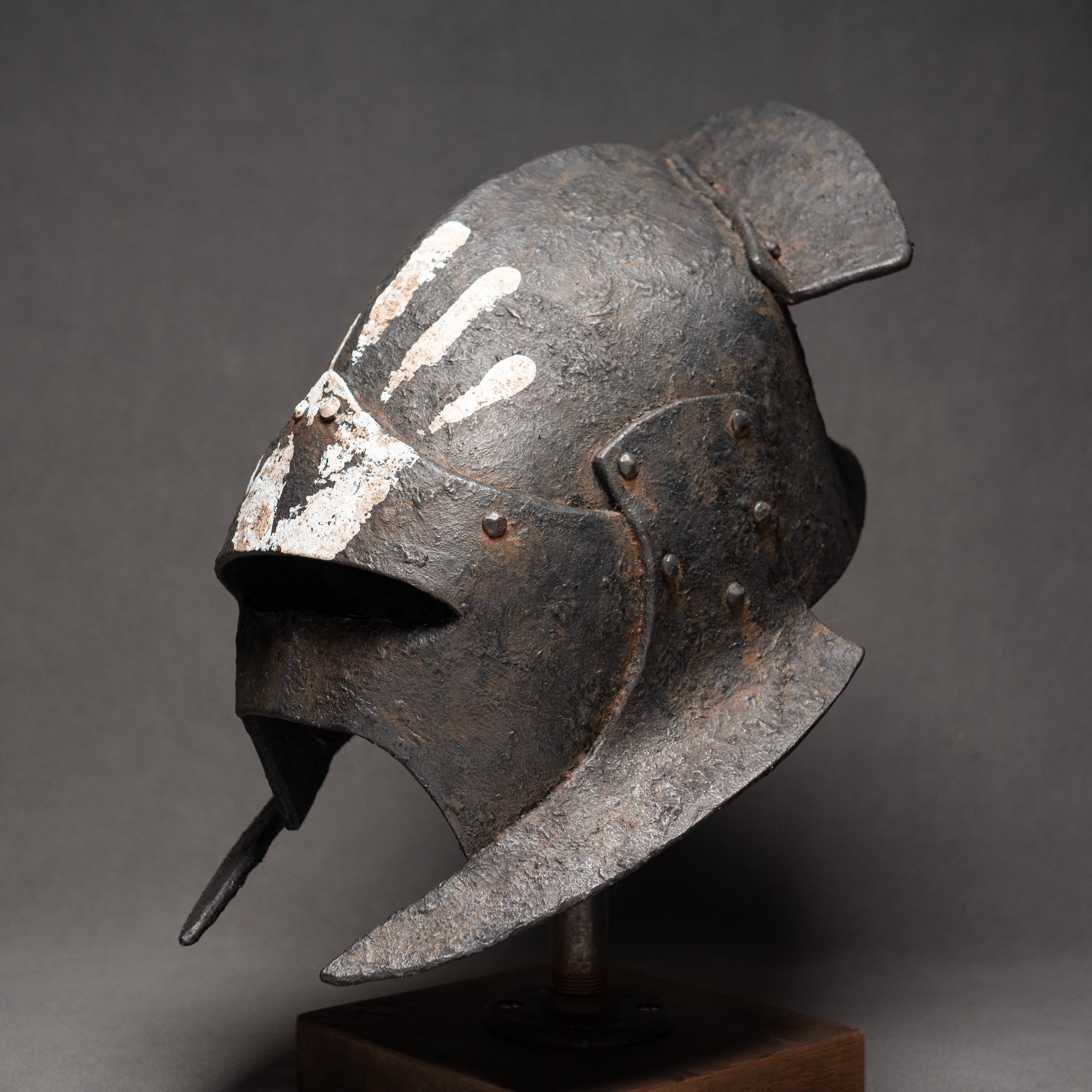 uruk-hai-foam-helmet-lord-of-the-rings-angle-view-2.jpg