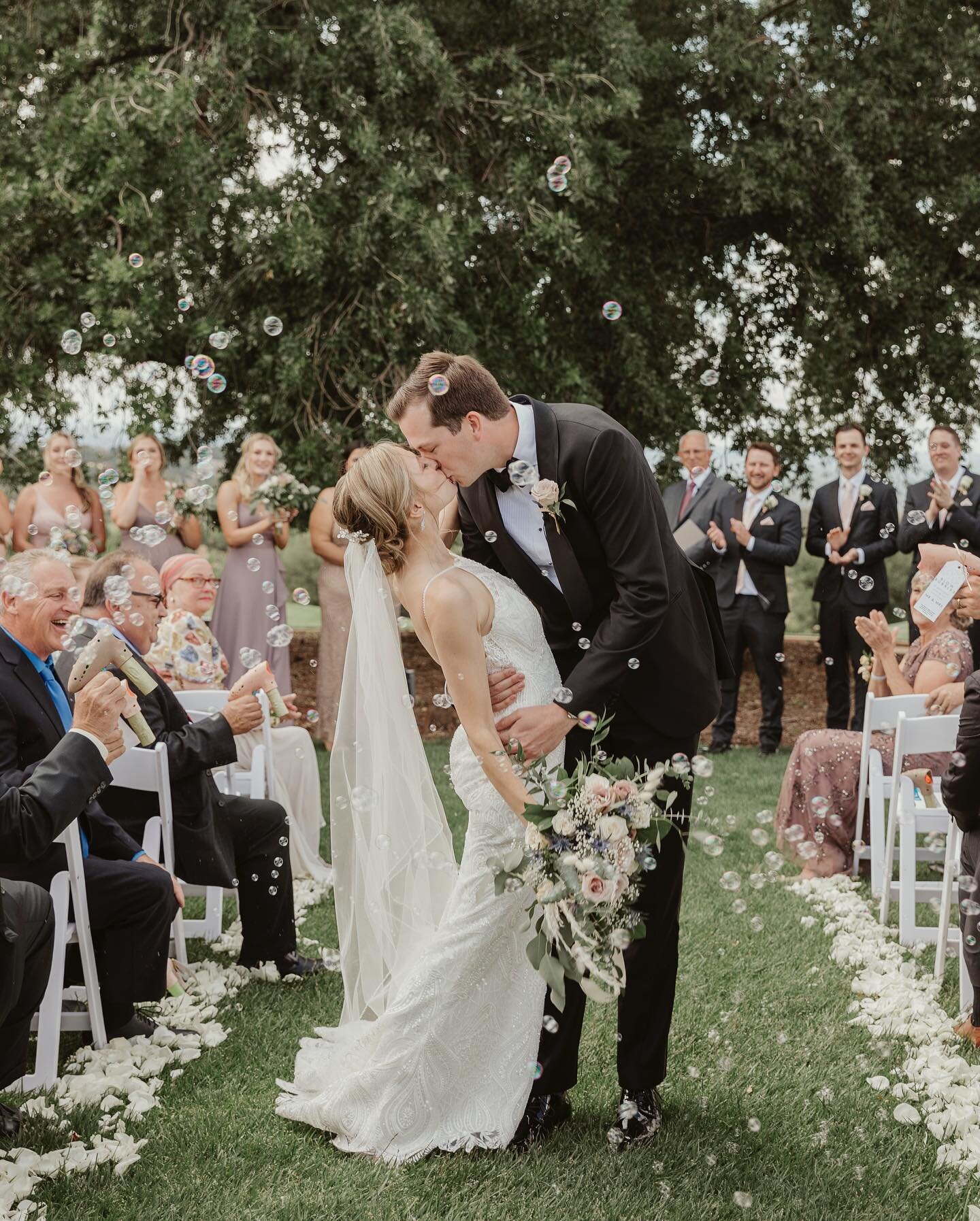 Bubble send-offs just might be my new favorite thing 🫧 🤍 

&bull;
&bull;
&bull;

#lumierevisualarts 
#sacramentophotographer
#sacramentoweddingphotograpger
#norcalphotographer
#bayareaphotographer
#sanfransiscoweddingphotographer 
#californiaweddin