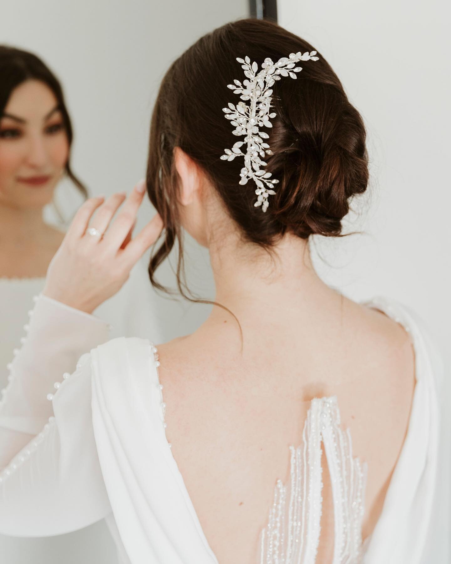 Getting ready for the big day can be quite stressful with everyone running around looking for their left shoe, but then come these sweet little moments where everyone gathers around to help the bride put on her final touches 🤍 Lydia was a vision in 