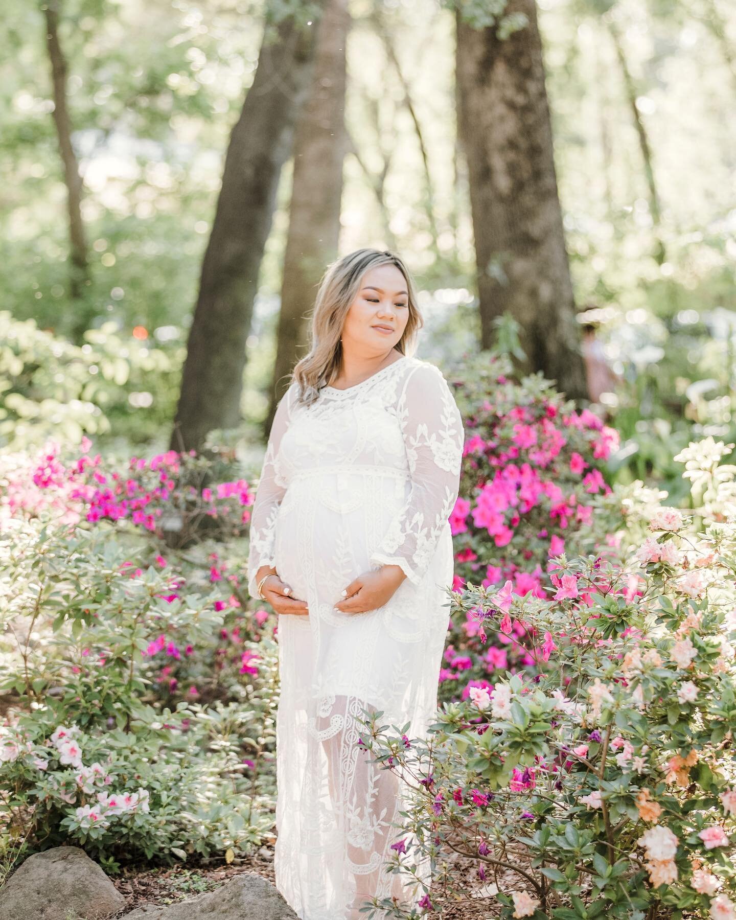 Nothing like a spring maternity session 💕 A beautiful glowing mama paired with fresh spring flowers is just perfection!