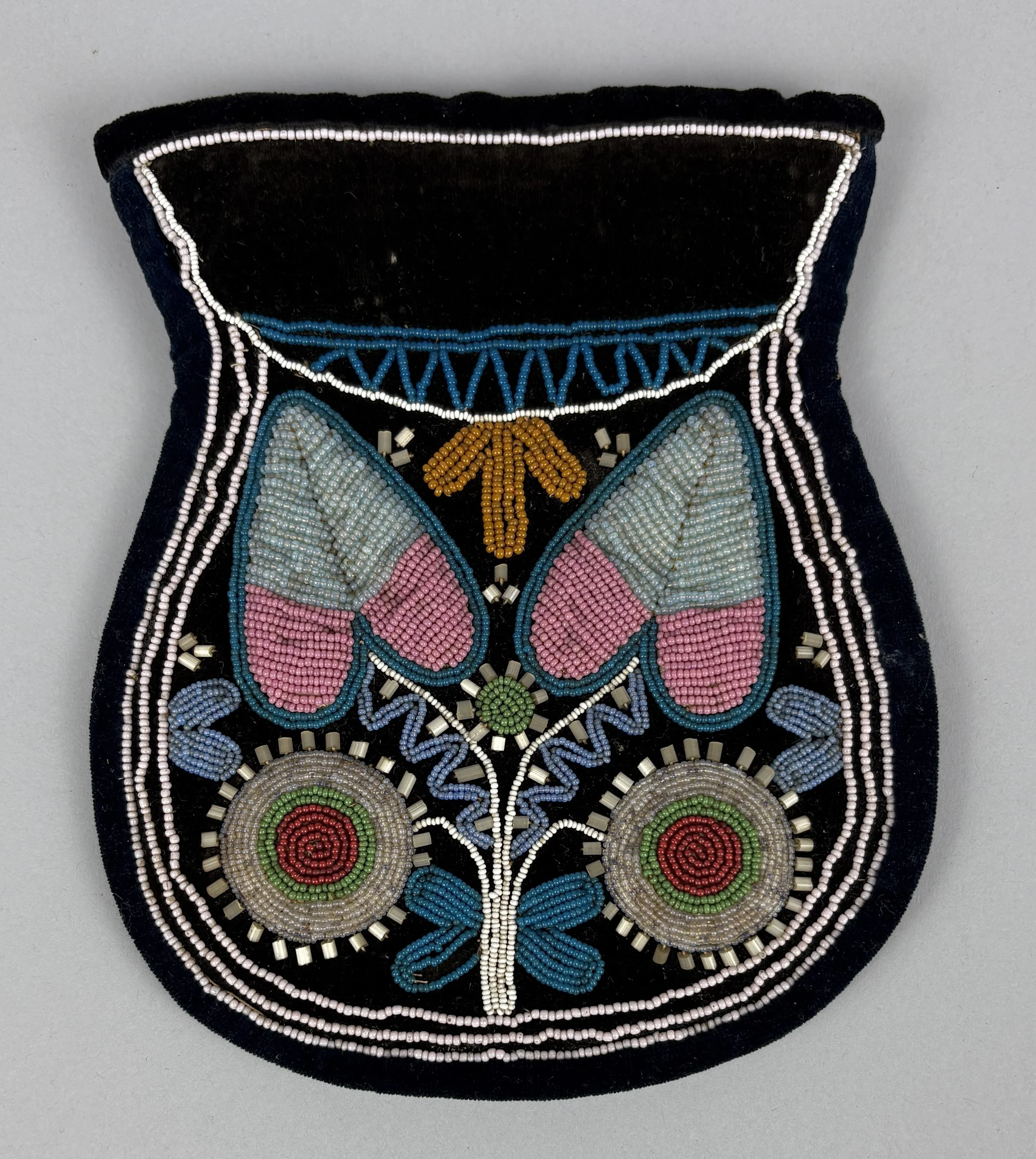    Beaded purse  , third quarter of the 19th century by Maliseet or Mi'kmaq Ancestor/s, Glass beads and velvet (2026-02-001) 