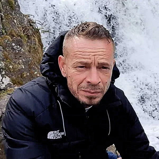 v2h4rv - Aron Griffith.jpg