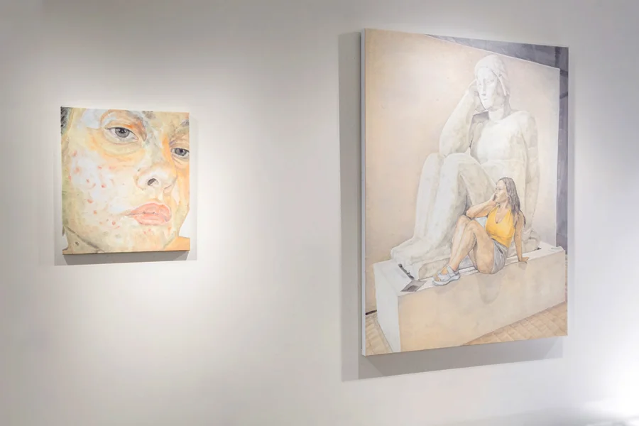 左 Maja Malou Lyse, 2016, 68 x 58 cm, Oil on canvas 右 Maya and the Statue, 2017, 177 x 137 cm, Oil on canvas