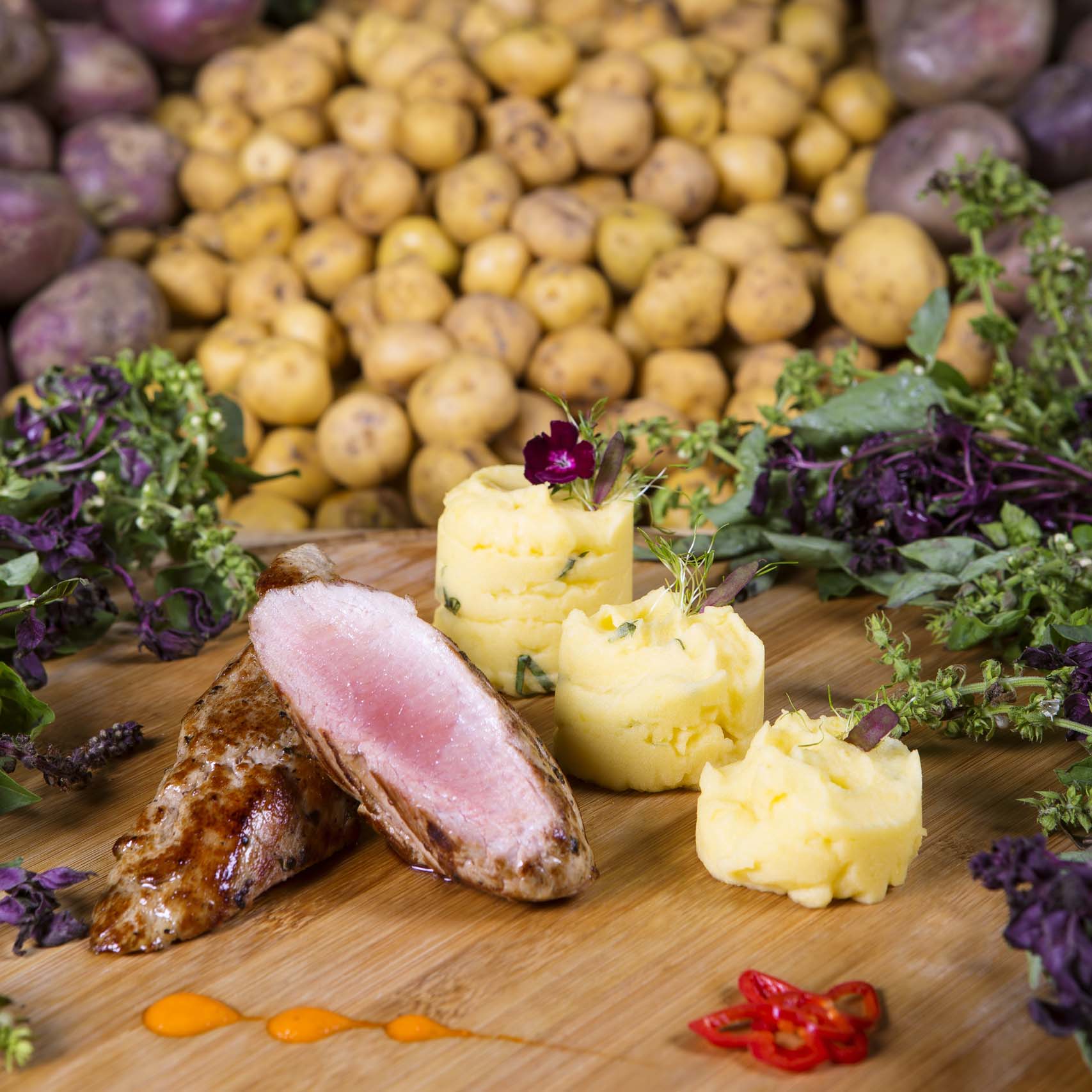 SOLOMILLO DE CERDO CON PURE DE PAPA CRIOLLA AROMATIZADO CON ALBAHACA.jpg