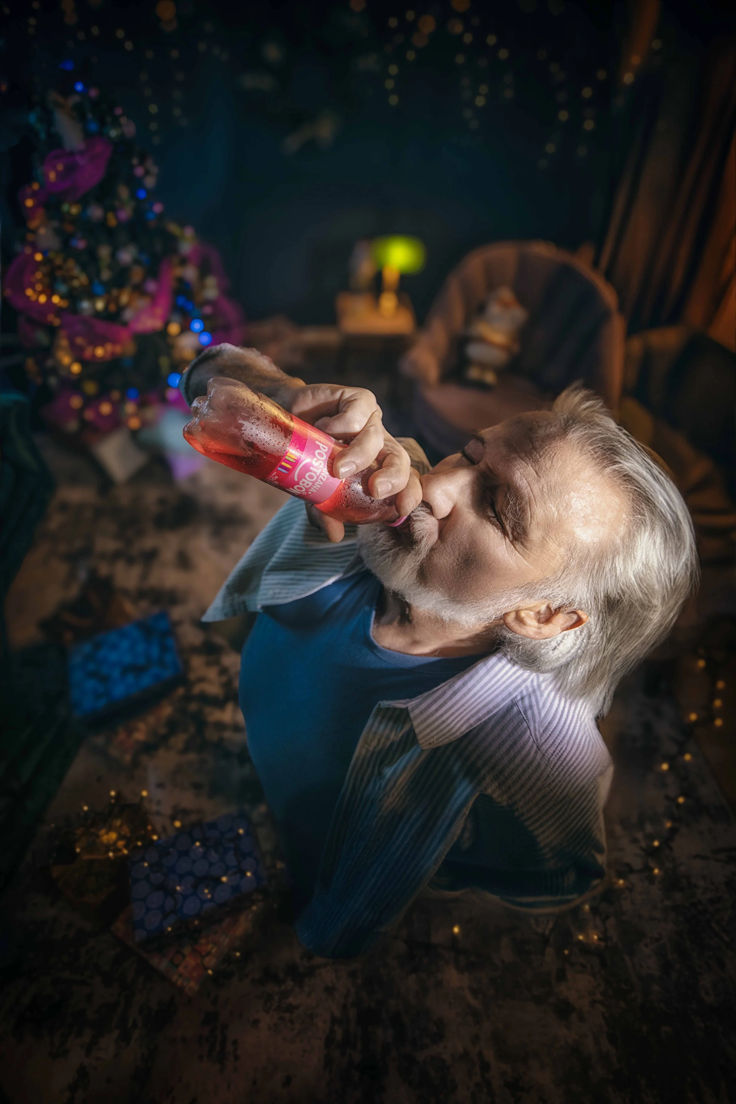 Abuelo bebiendo copia.jpg