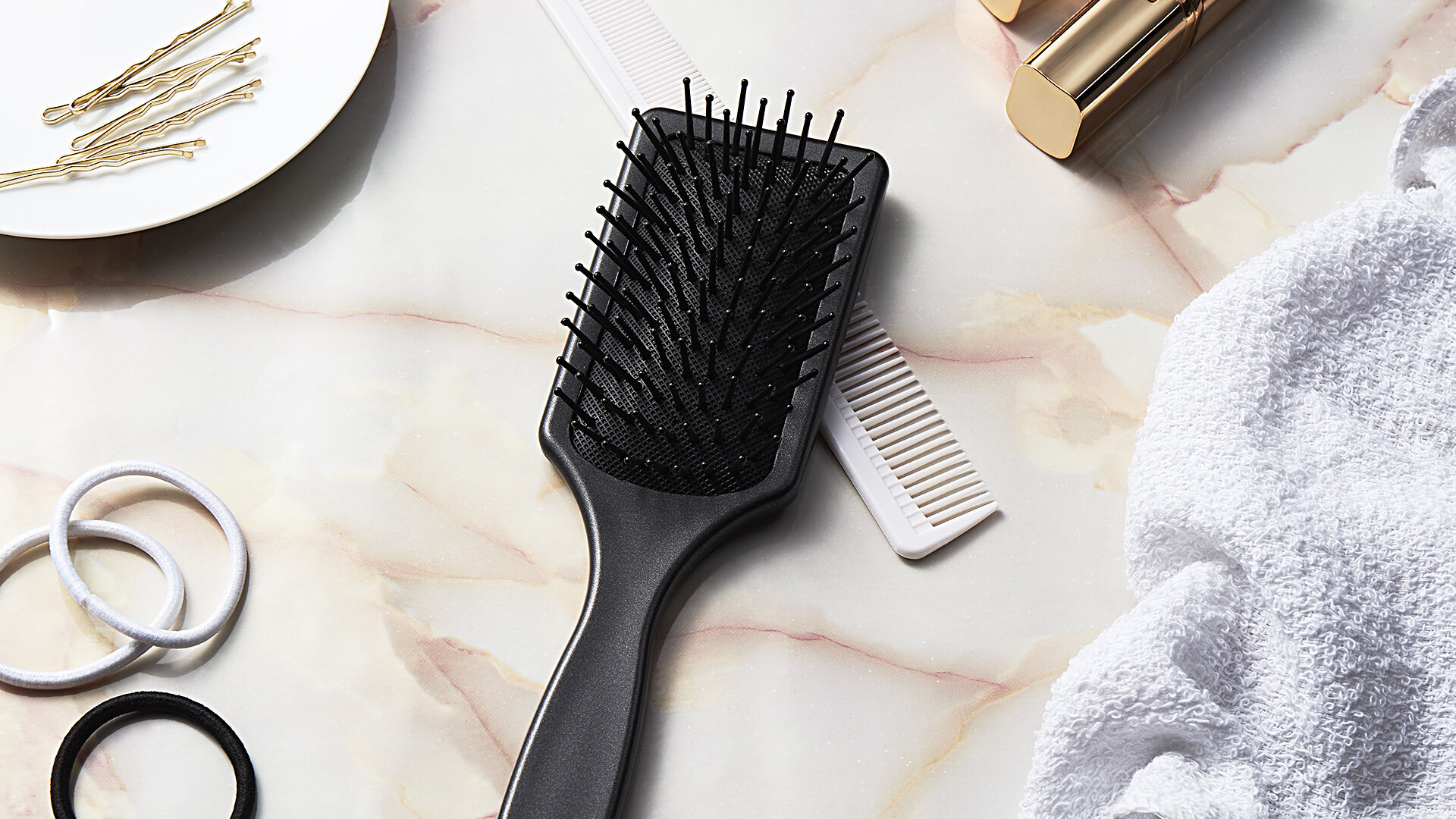RVG0011_HOW TO CLEAN A HAIRBRUSH_1.jpg