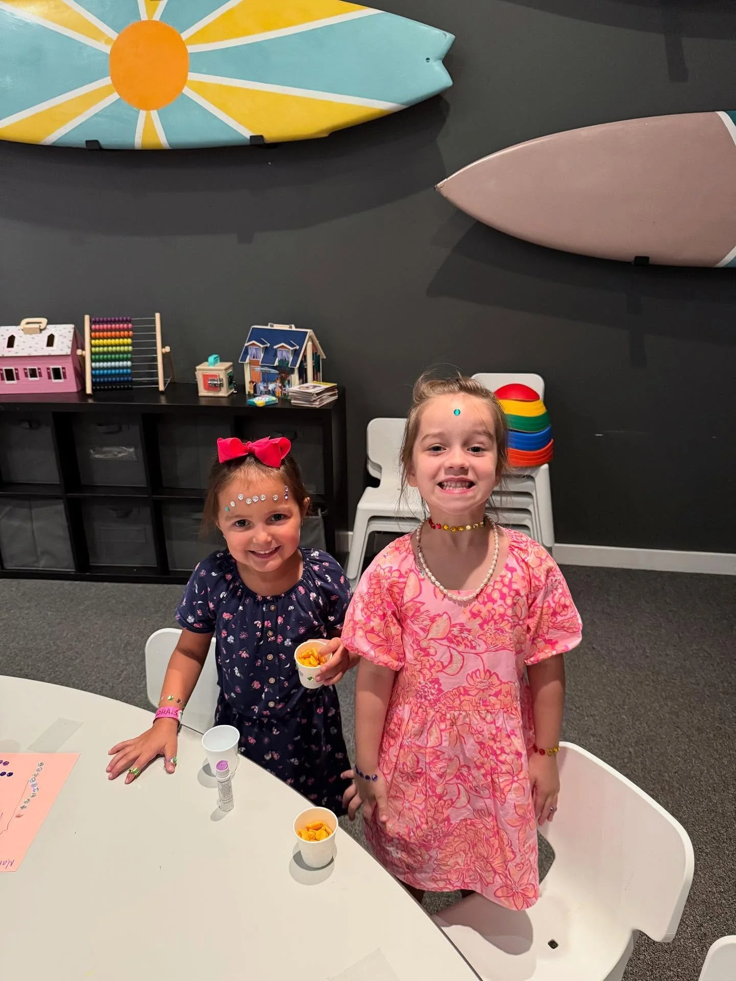 This Sunday we read about God’s faithfulness to Abraham and Sarah. Take some time to remind your kids that God ALWAYS keeps His promises! 🌞📖