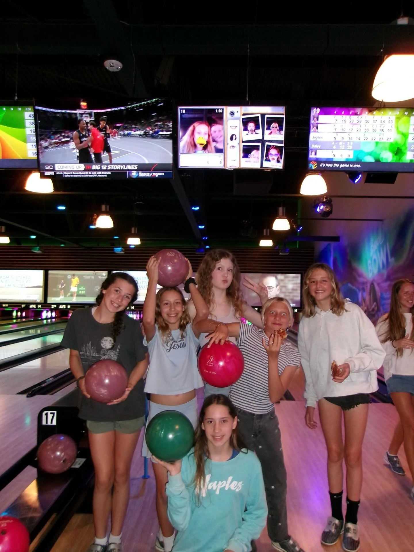 BEACH BOWL WAS A HUUUGE SUCCESS!!!!! We absolutely LOVED hanging with y&rsquo;all last night to kickoff Spring Break!!
Speaking of spring break, we will be OFF next Wednesday (3/18)!!! Enjoy yourselves, we can&rsquo;t wait to hear about all the cool 