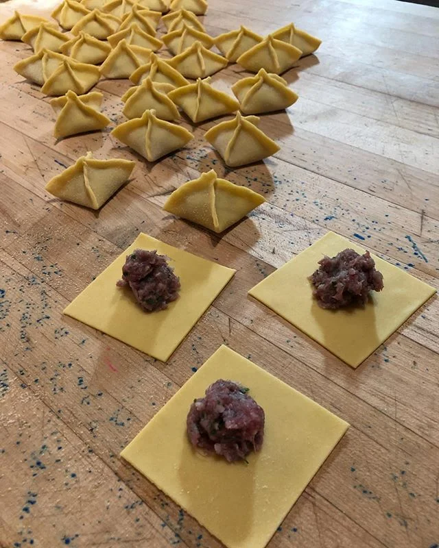 Newest stuffed pasta shape: Monti (that means mountain!)
.
These are stuffed with an oniony lamb sausage and served with caramelized tomato purée, garlic yogurt, mint, urfa and chili oil
.
A perfect flavor combo to balance out these mid season nights
.
#EatWithFamily #stuffit #freshpasta #pastabyhand #eatlocal #supportlocal #eatNoHo #supportsmallbiz #pastaislove #pioneervalley #mountainrange @jodieleatta